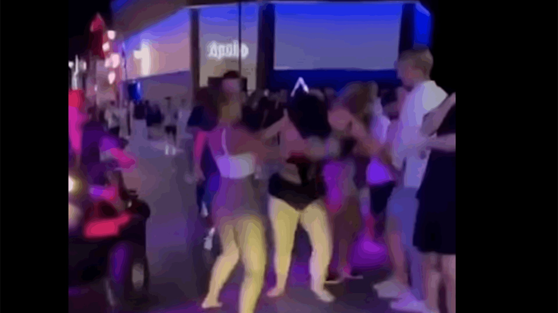 شجار عنيف وشد شعر وصراخ بين امرأتين وسط شارع يوناني... والسبب: رجل؟! (فيديو) 