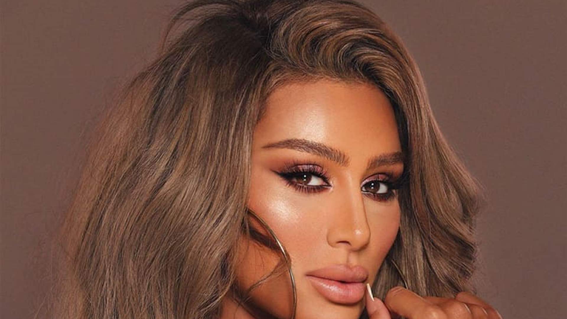 الريش يسيطر على إطلالة مايا دياب... &quot;البساطة تخلق الجمال&quot; (صور)