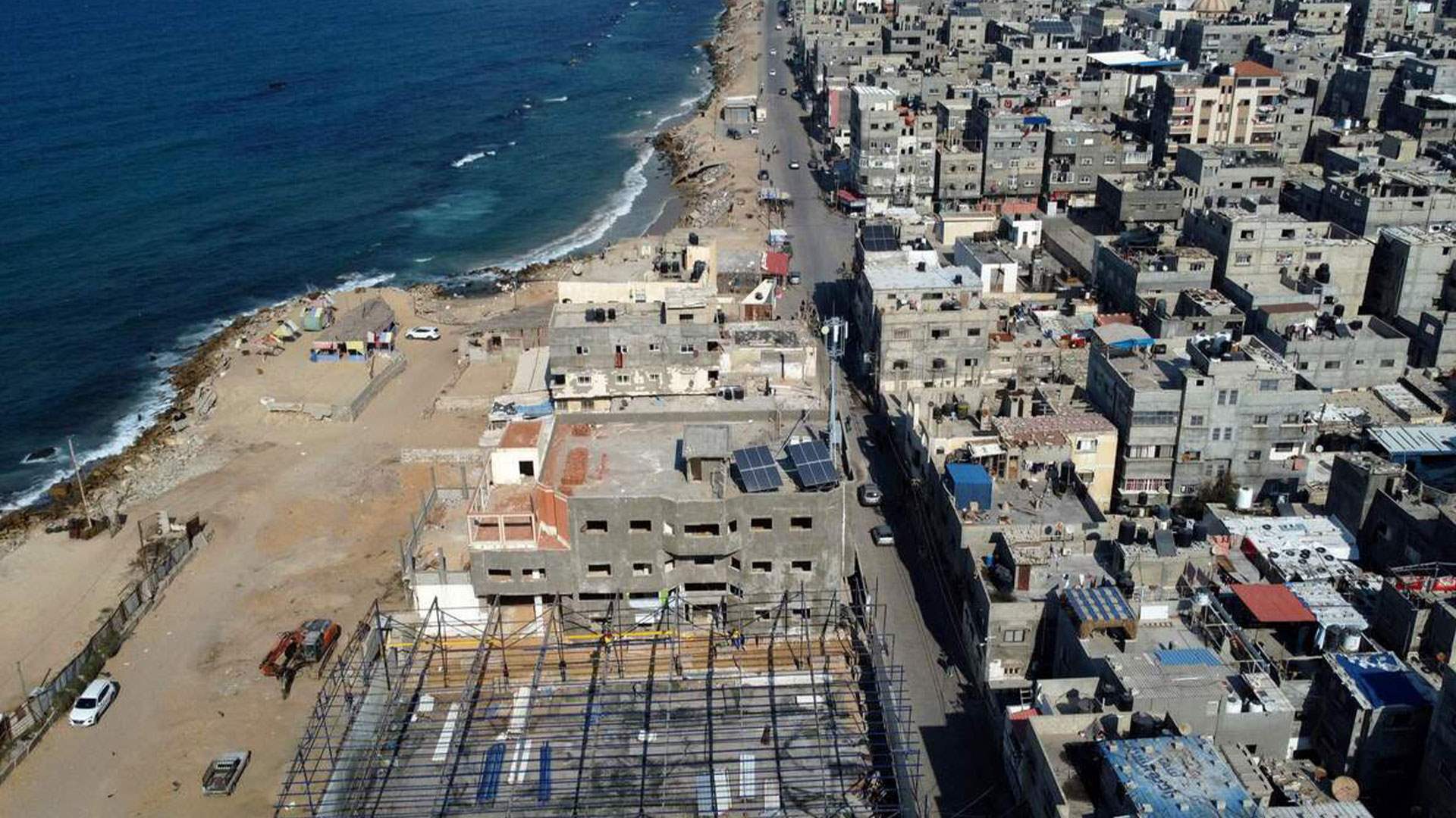 قتلى في هجوم إسرائيلي على مصلى في مخيم الشاطئ في غزة