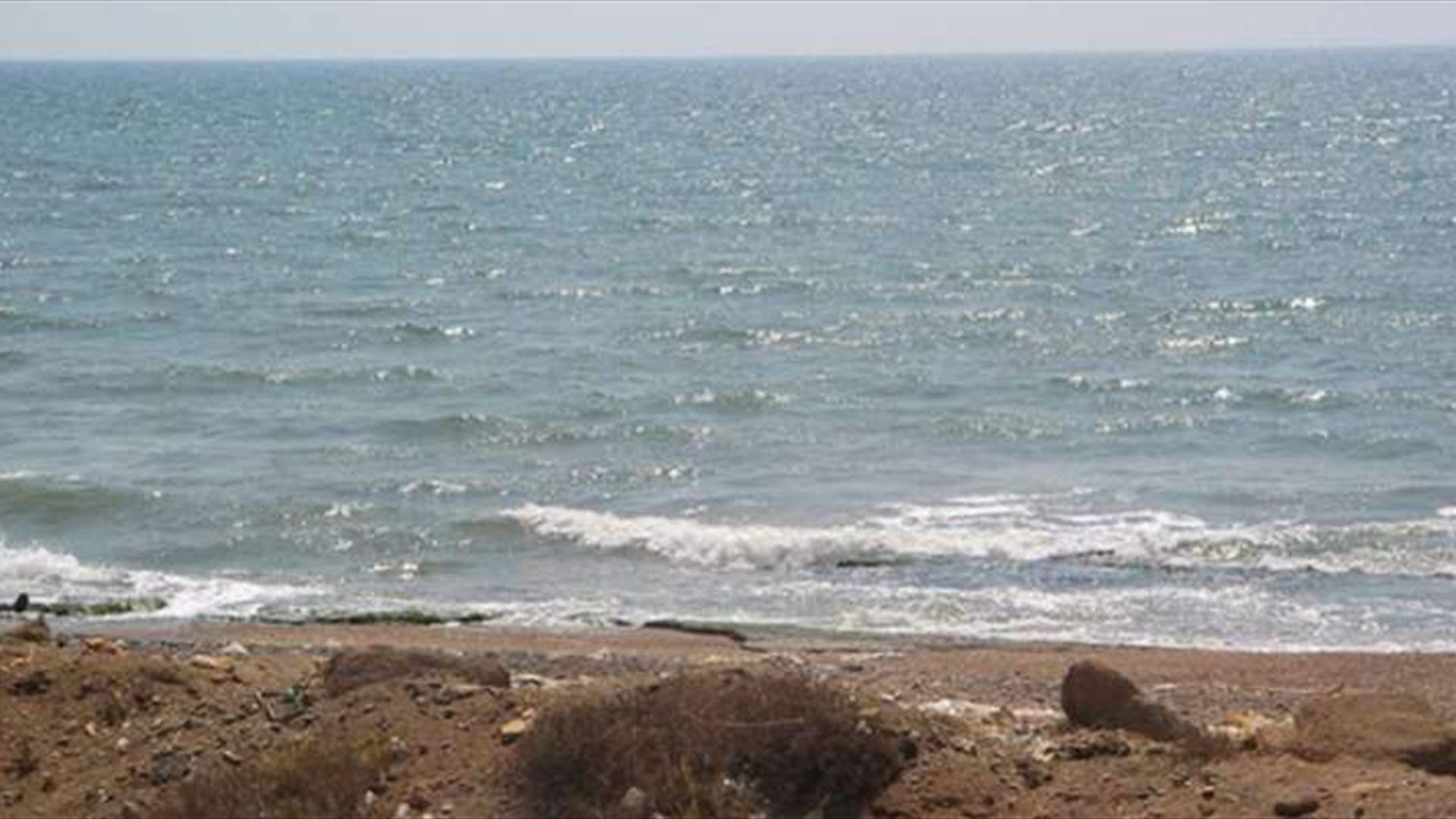 اختلاط مياه البحر بمواد بترولية في سهل عكار