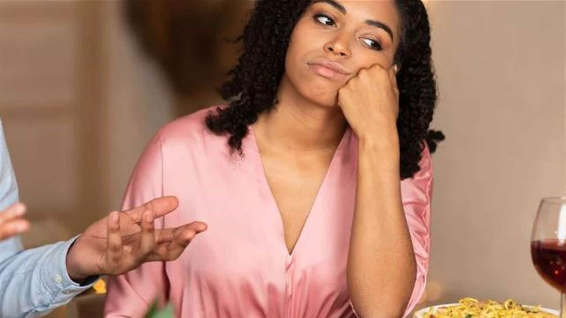 قررت قضاء إجازة مع عائلتها... ومفاجأة "مزعجة" كانت بانتظار المرأة!