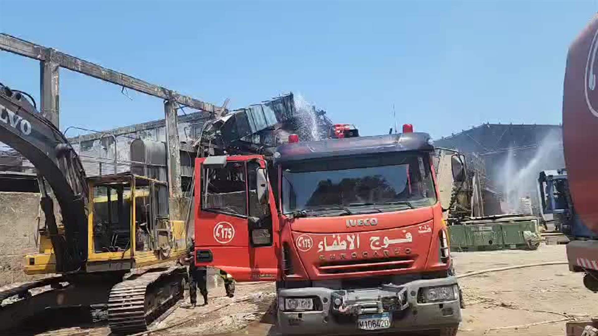 فوج إطفاء بيروت: الحريق المندلع على مدخل المرفأ عبارة عن حريق نفايات (فيديو) 