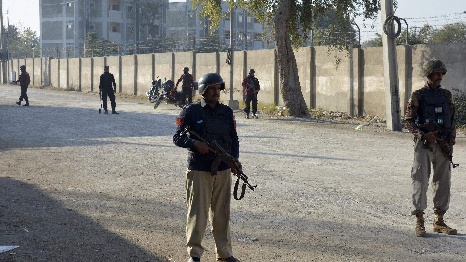 Pakistan army: Eight soldiers killed in militant attack on base