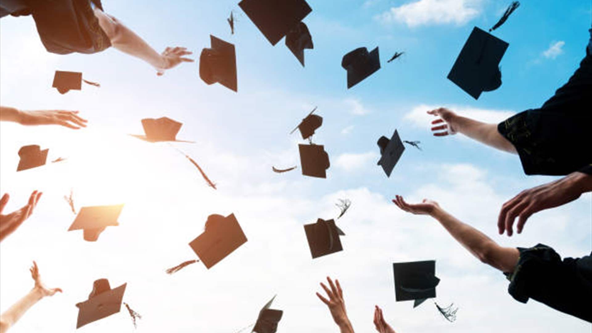 لماذا يرمي الطلاب قبعات التخرج في نهاية الحفل؟ (فيديو) 