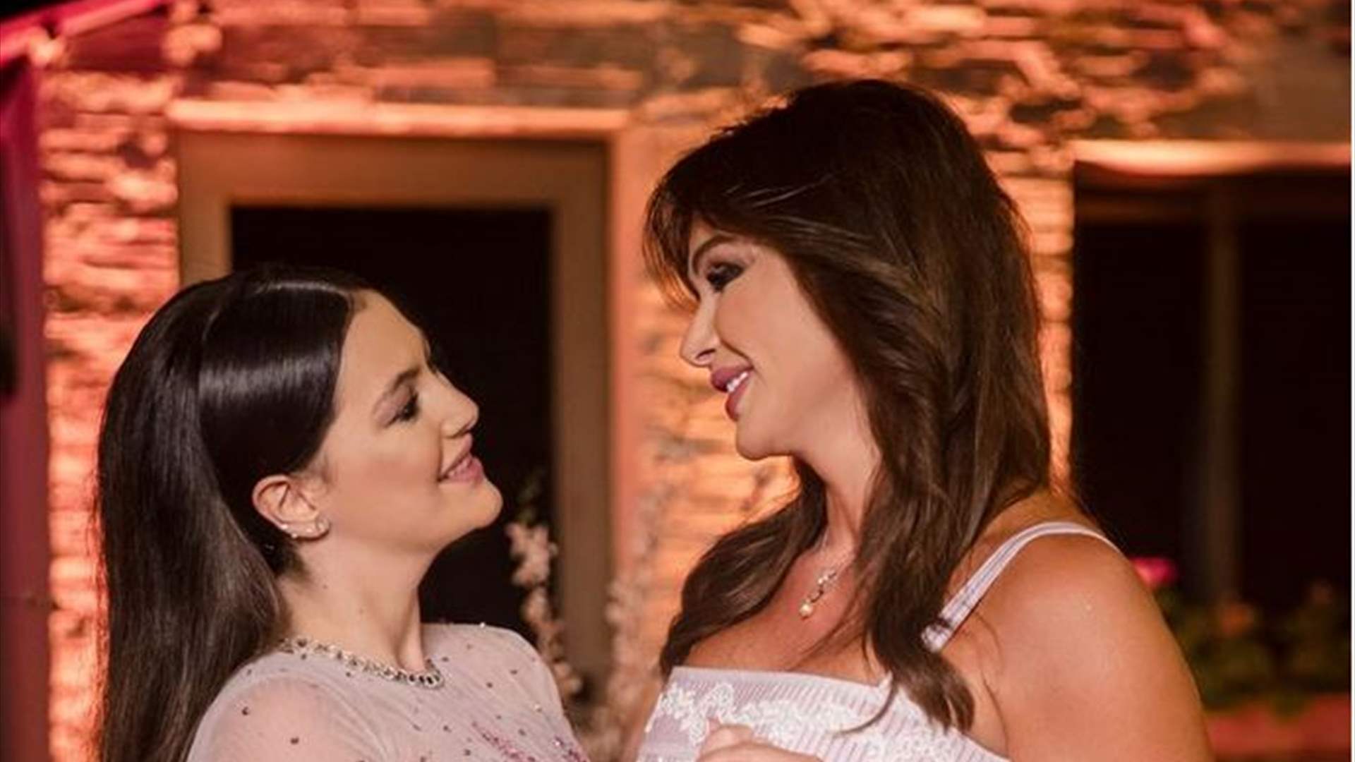 بعد مرور 15 عاما على الإطلالة... دانا الحلاني تتألق بفستان والدتها! (صورة)