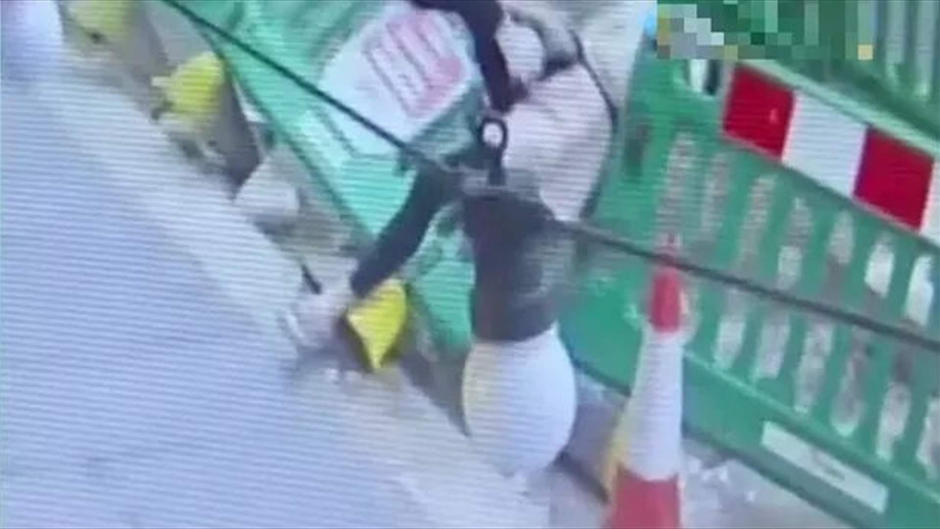 بعد خروجها من الحانة...سيدة تتعرض لحادث غريب: سقطت في حفرة وهذه النتيجة!