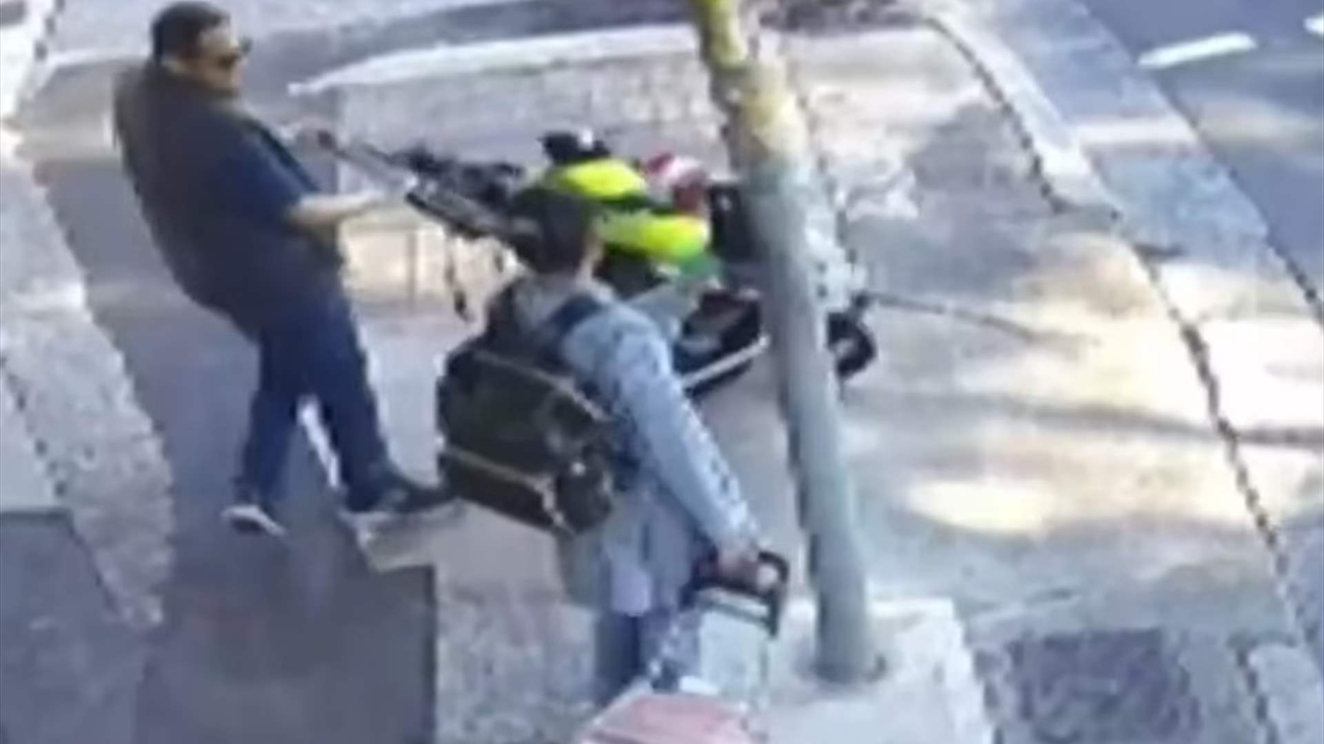 "الأب البطل"... حاول إنقاذ ابنتيه بعد سقوطهما في سكة القطار: ومشهد يوثق الحادثة (فيديو)  