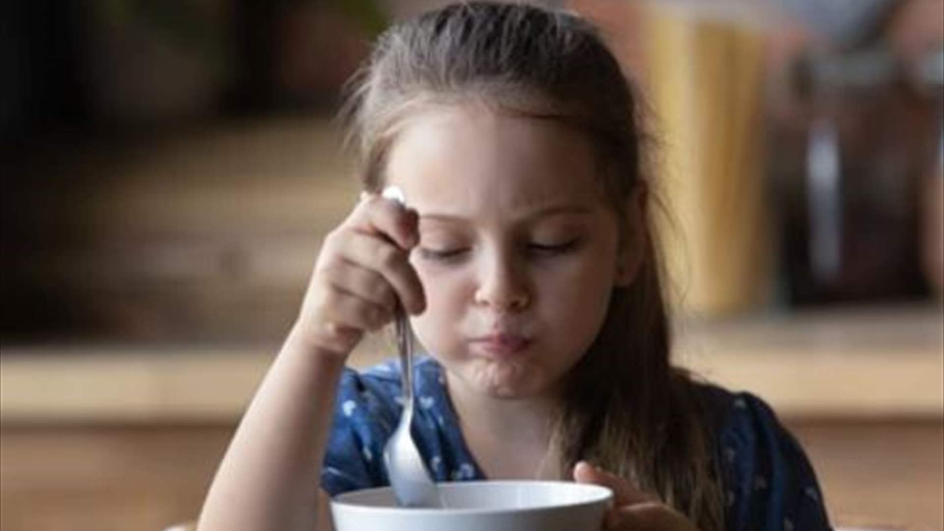 اعتقدت أنه شعرة... أم تعثر على مفاجأة صادمة في وجبة عشاء ابنتها: "أنا غاضبة جداً"