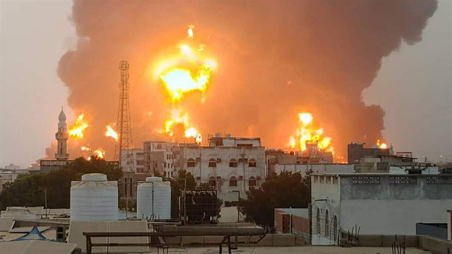 سفينتان ترسوان في ميناء الحديدة للمرة الأولى منذ الغارات الإسرائيلية 
