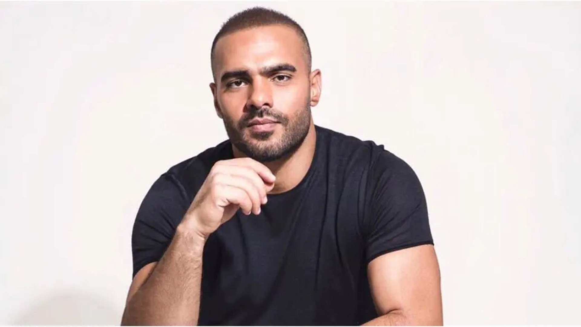 معجبة تقتحم المسرح خلال حفل جوزيف عطيّة: شاهدوا رد فعله المذهل! (فيديو)