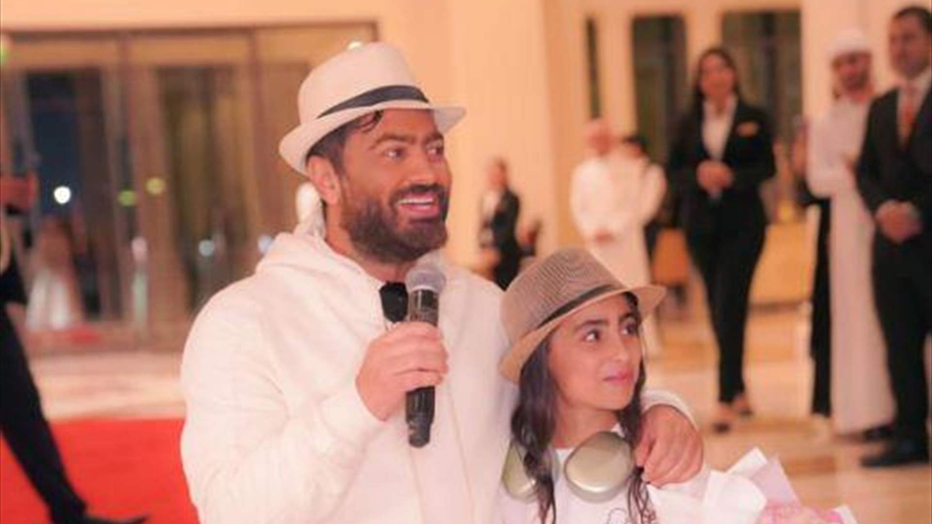 تامر حسني يسقط في حوض السباحة... ما علاقة ابنته تاليا؟ (فيديو)