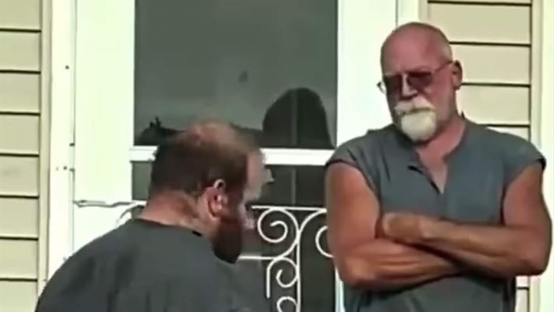 يستدرج الأطفال للاعتداء عليهم جنسيا... ما أقدم عليه المتّهم بعد اعترافه لم يكن في الحسبان! (فيديو) 