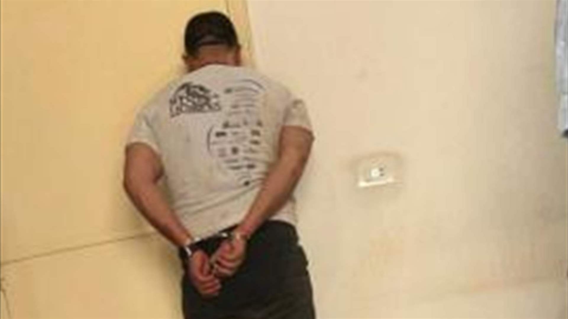 يسرق السيّارات ويروّج العملة المزيّفة... مطلوب خطير في قبضة "المعلومات" 