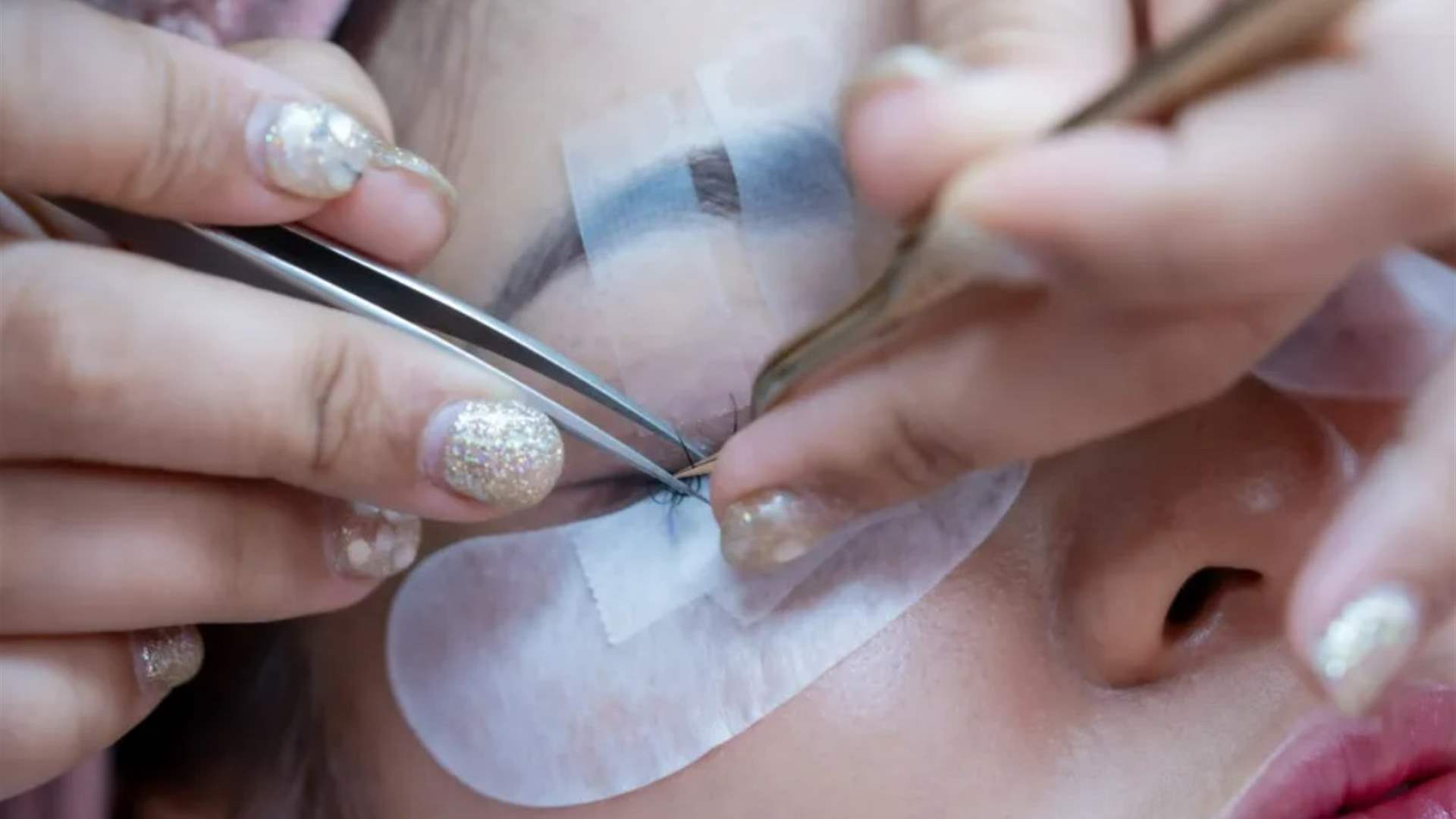 4 مخاطر مرعبة وراء موضة &quot;تطويل الرموش&quot;... احذرن منها!