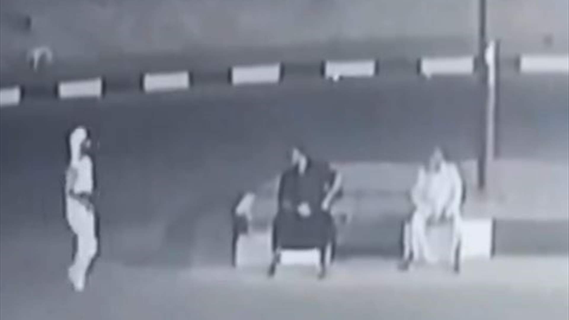 مشهد مرعب في أحد الشوارع العراقية... أطلق النار  على أفراد عائلته والمارة والسبب صادم! (فيديو)