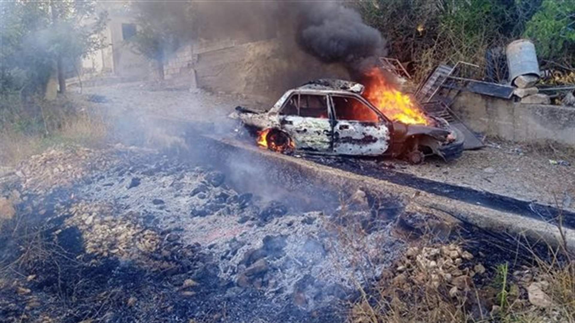 صورة متداولة لسيارة مستهدفة على طريق ميس الجبل - شقرا قديمة  