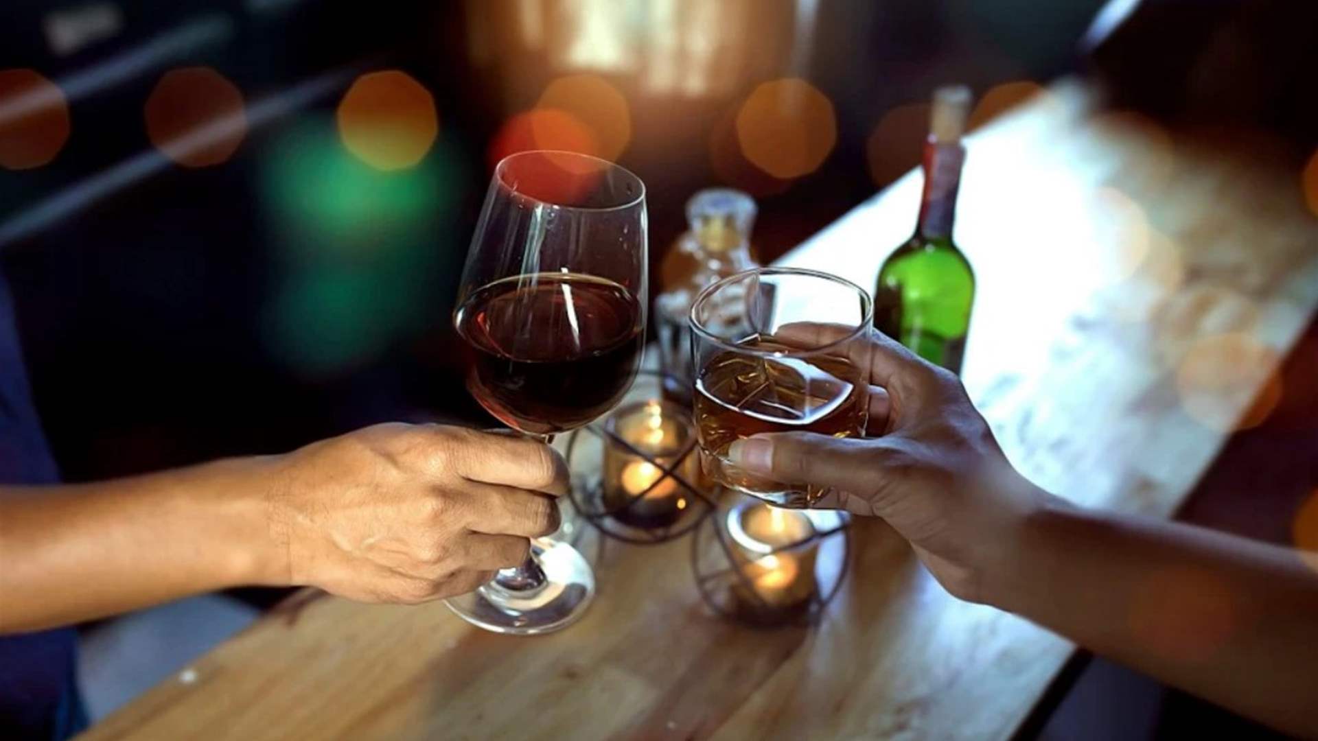 ما هو العمر المناسب للتوقف عن شرب الكحول؟ إليكم مخاطرته على مرّ السنين