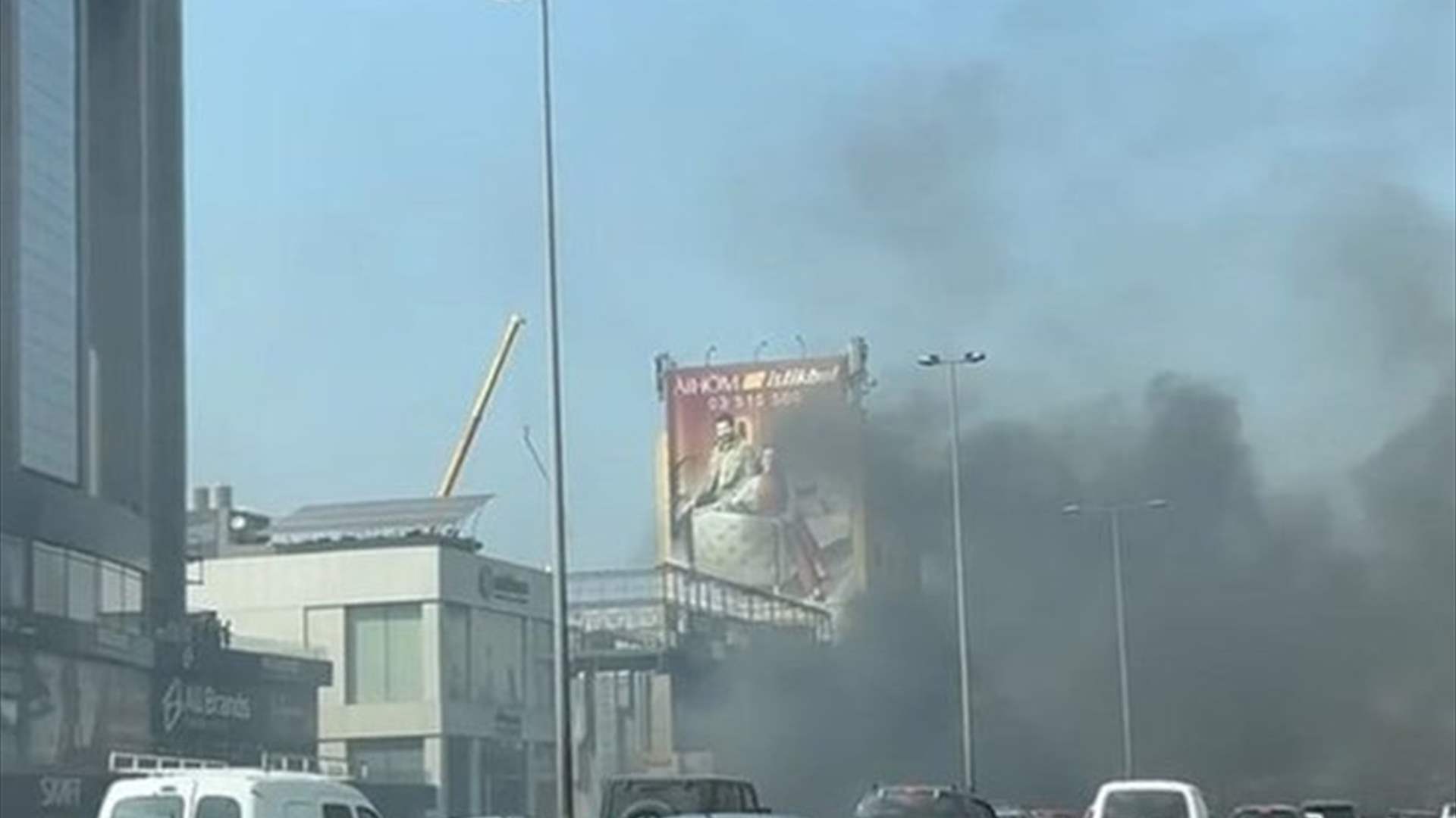 حريق نفايات واعشاب بين مطاعم على اوتوستراد ضبيه أدى الى زحمة سير خانقة 
