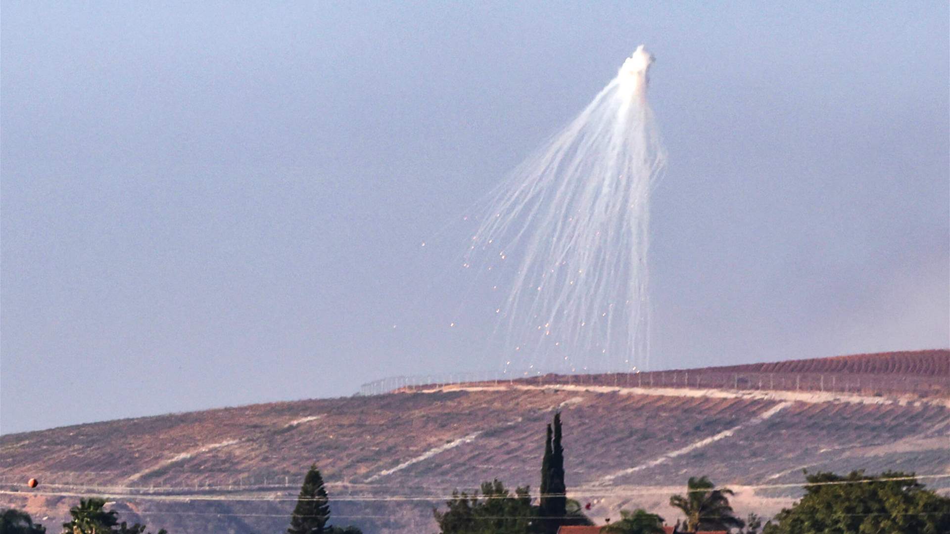 Phosphorus shells hit Tell en Nhas, south Lebanon, sparking fire near UNIFIL center