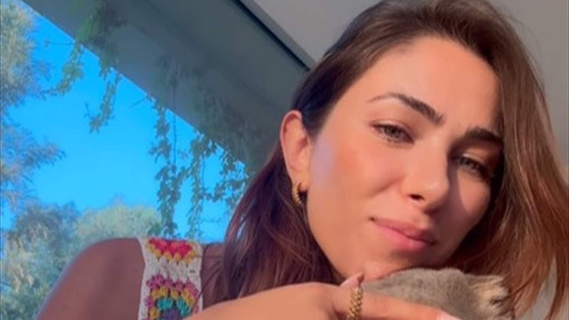دانييلا رحمة في مشهد عفوي مع هرّ زوجها: &quot;زيتون&quot; (فيديو)