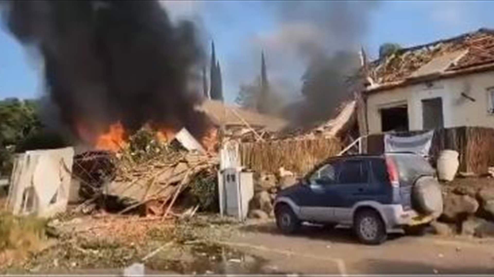 حزب الله يطلق عشرات صواريخ الكاتيوشا في الجولان... واندلاع حرائق (فيديو)