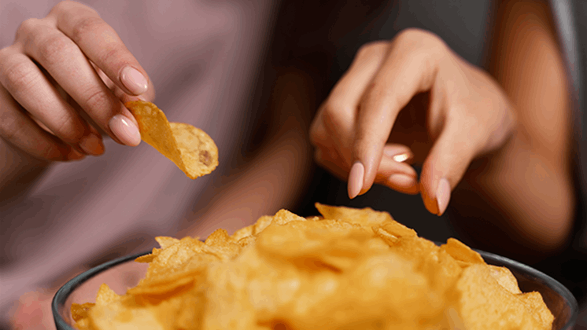 رقائق البطاطا أو الـ"Chips"... من اخترعها وكيف نشأت الفكرة؟ (فيديو)