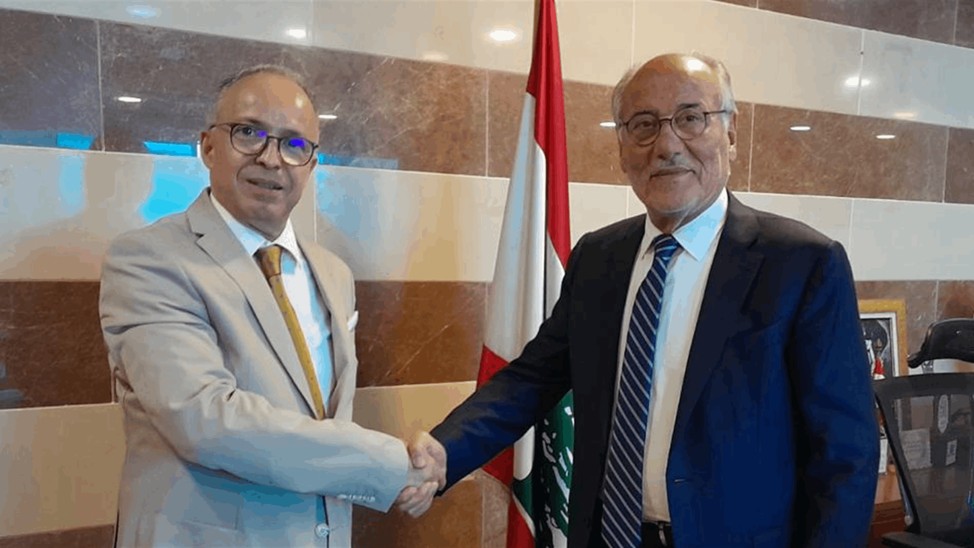 الحلبي تسلم من سفير الجزائر 40 منحة جامعية مخصصة للطلاب اللبنانيين في الاختصاصات كافة