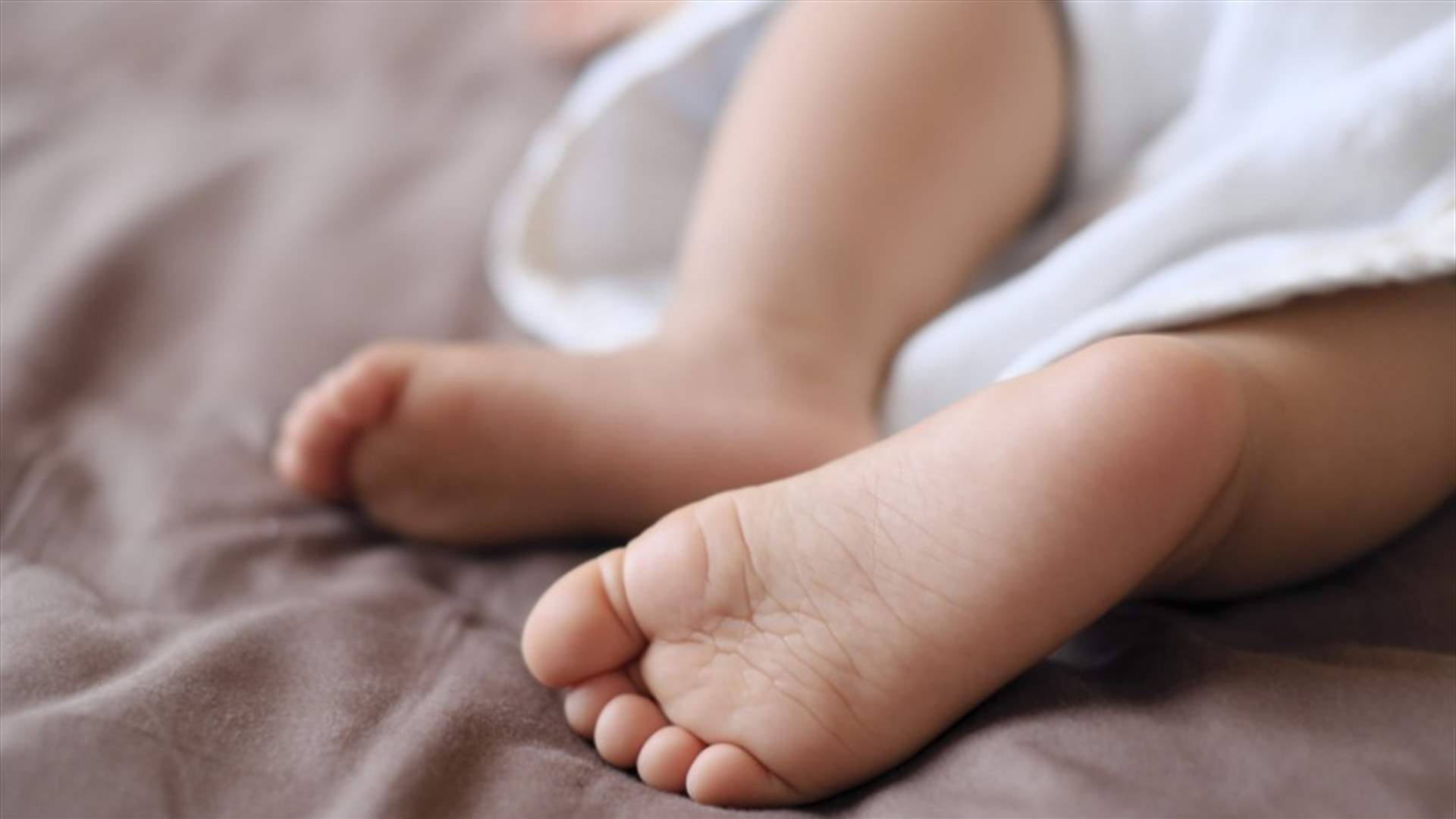 مراهقان تركا طفلهما الرضيع وحده في المنزل... هذا ما فعله الإهمال به!