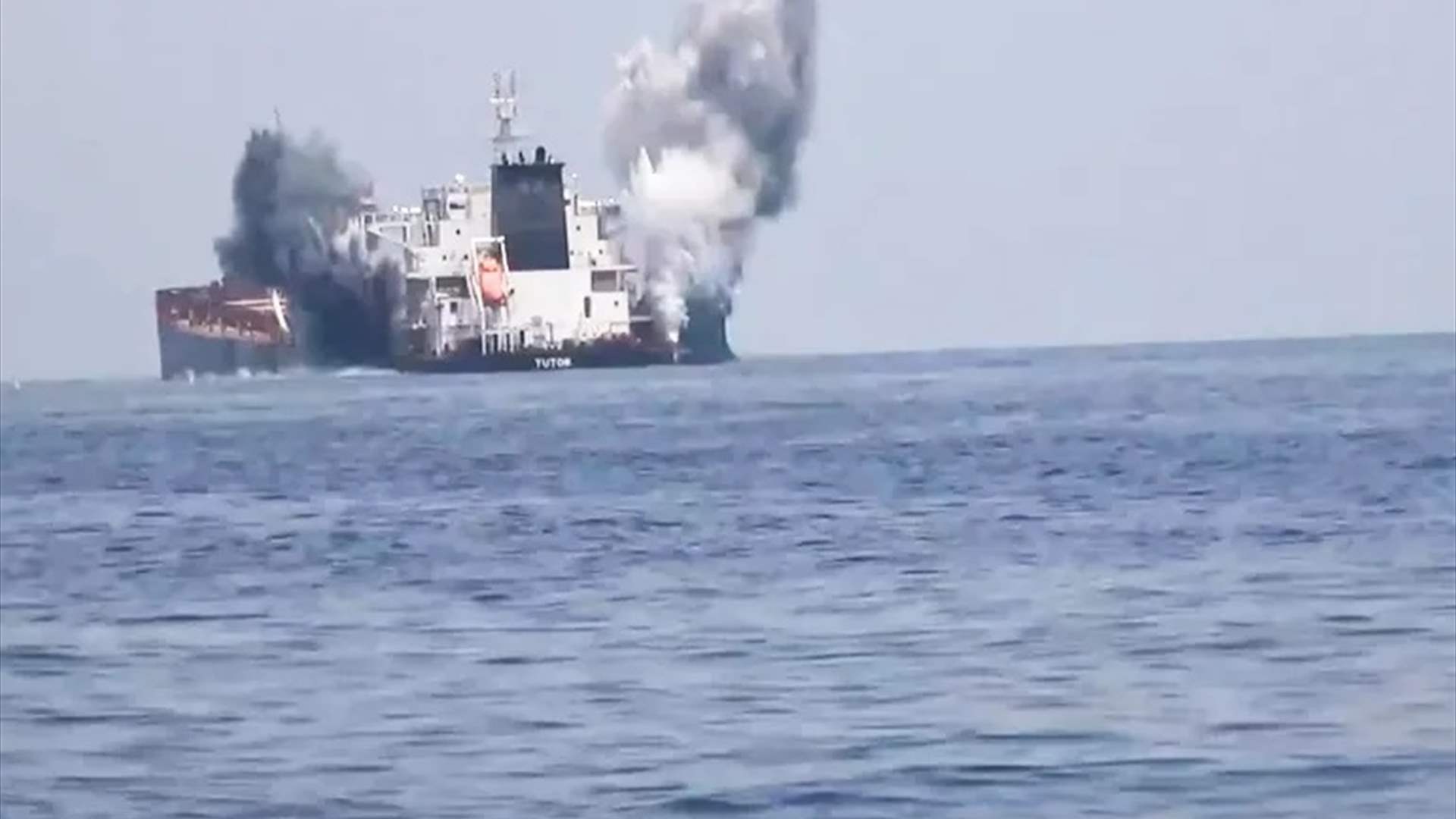 بعثة بحرية: النيران لا تزال مشتعلة في سفينة ترفع العلم اليوناني منذ هجوم للحوثيين