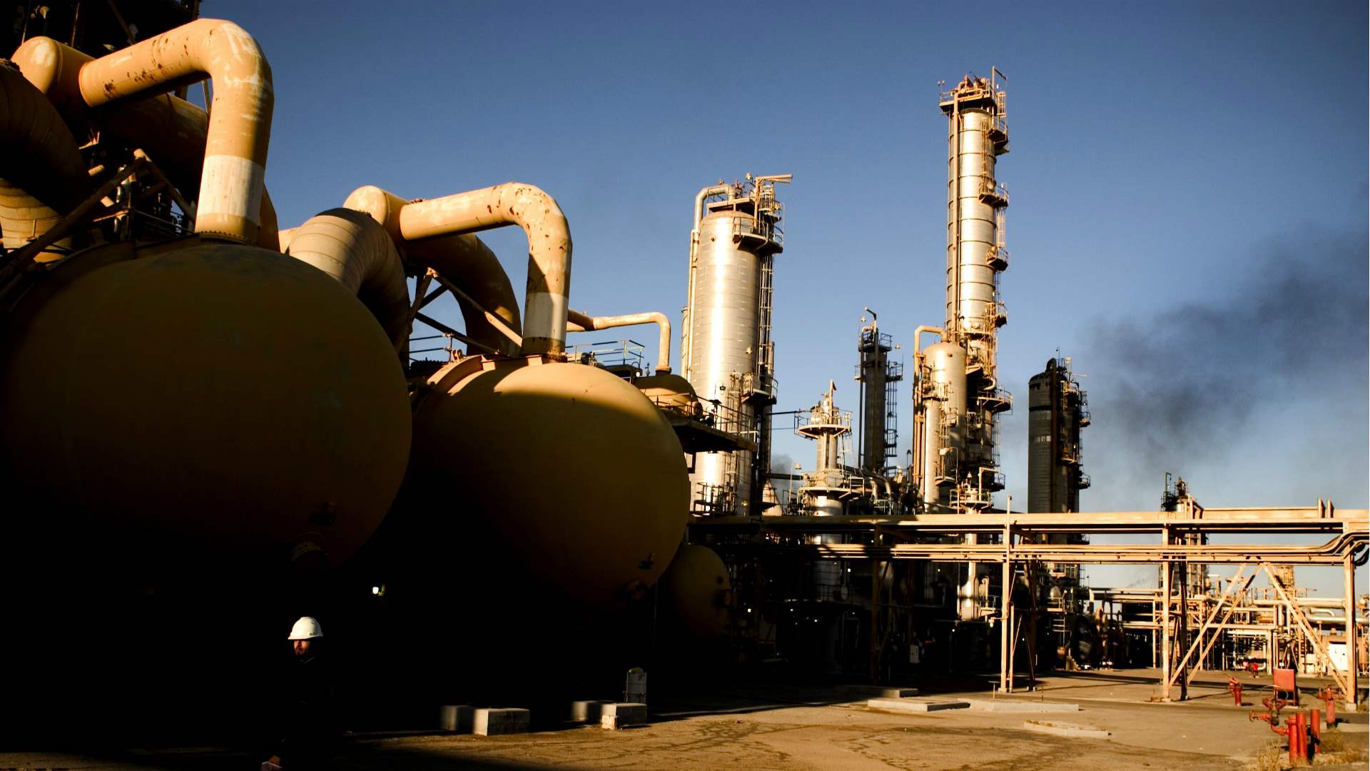 Libya&#39;s eastern-based government to shut down all oilfields