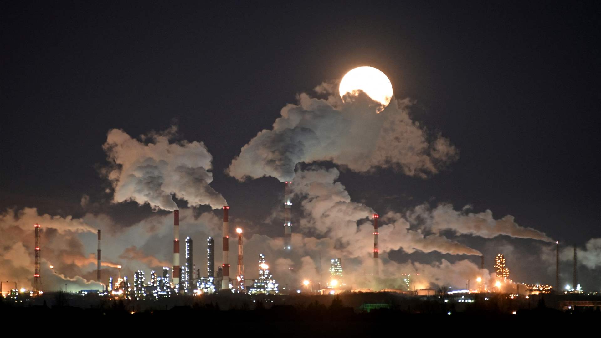 Fire at Russia&#39;s Omsk oil refinery injures seven; production continues