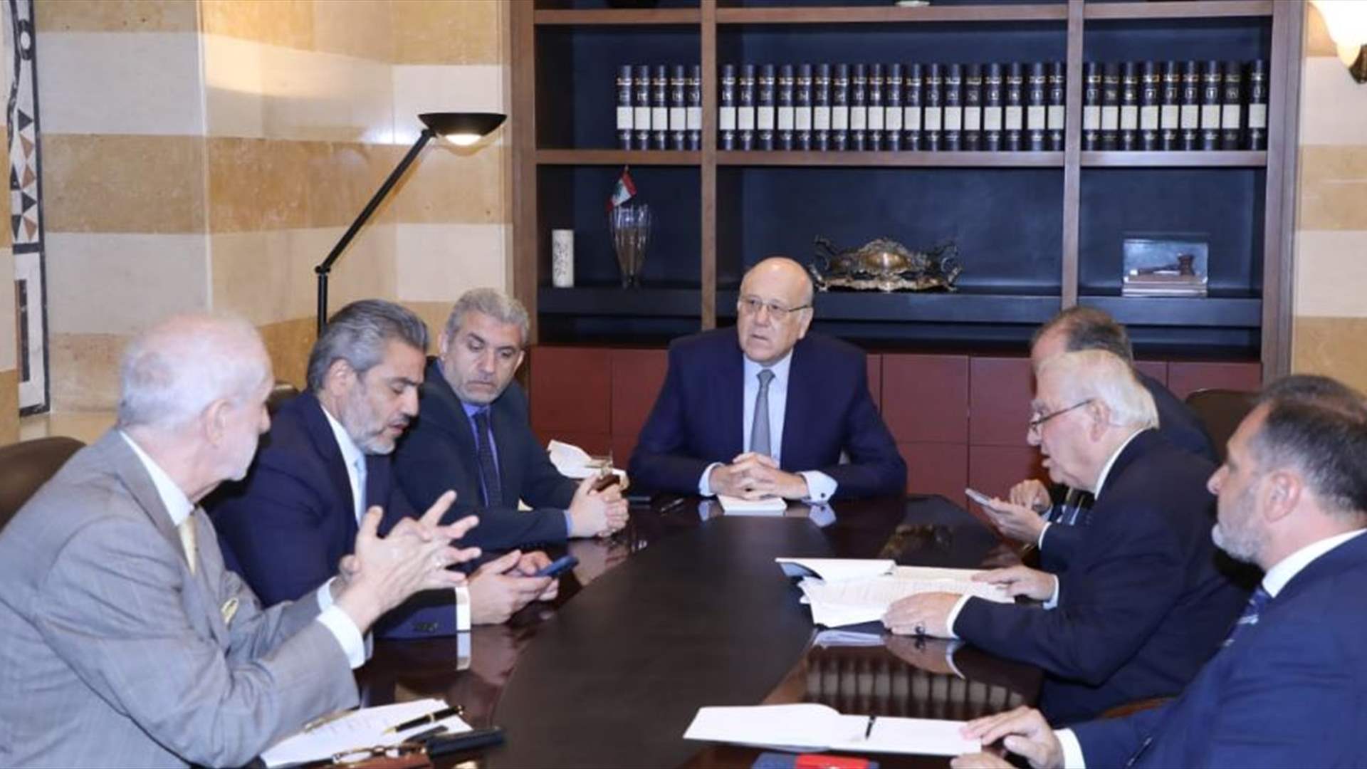 اجتماع في السراي لمتابعة البحث في سبل تطبيق التقاعد الخاص بالموظفين