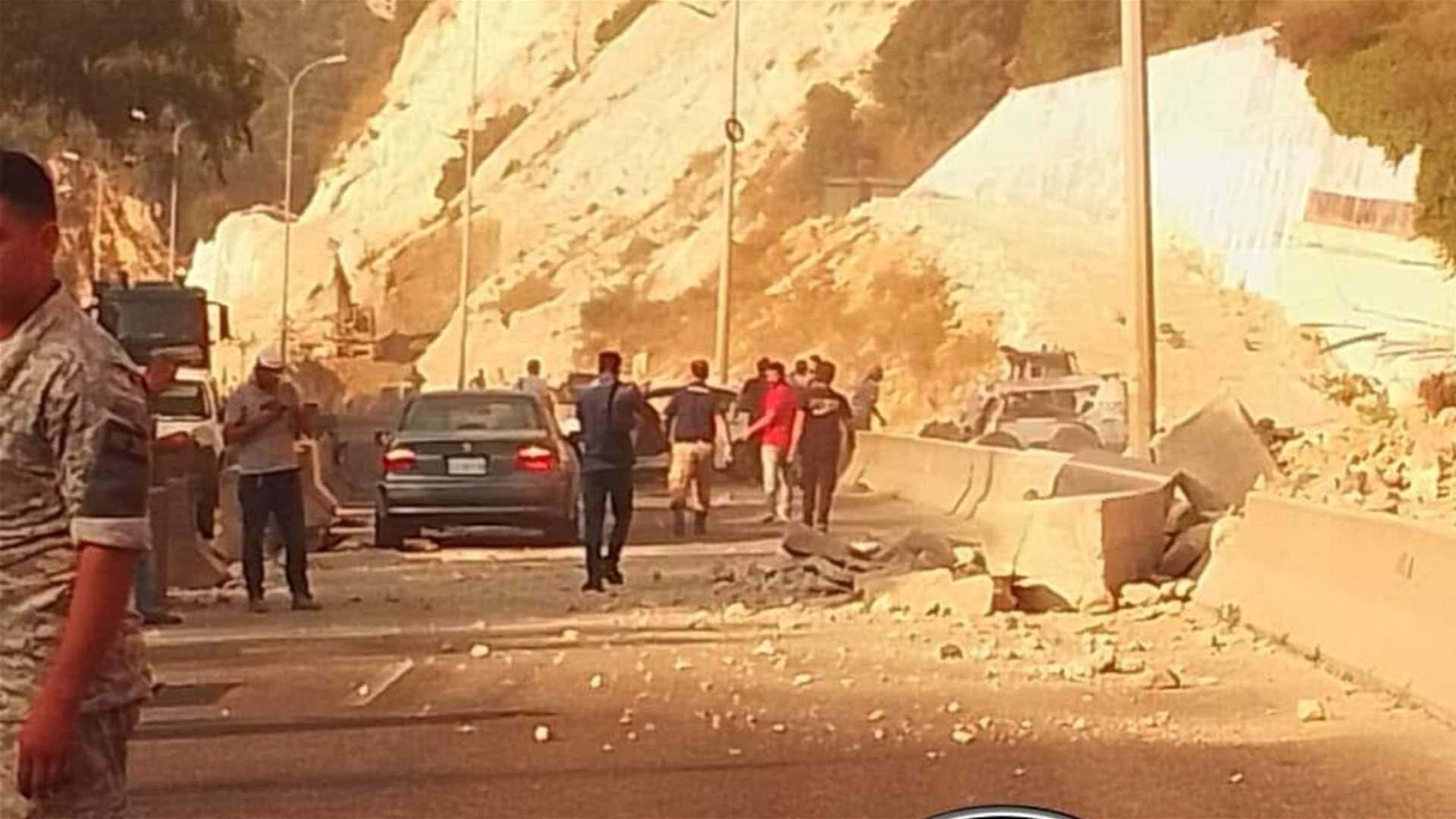 انهيار حجارة ورمول على طريق نفق شكا 