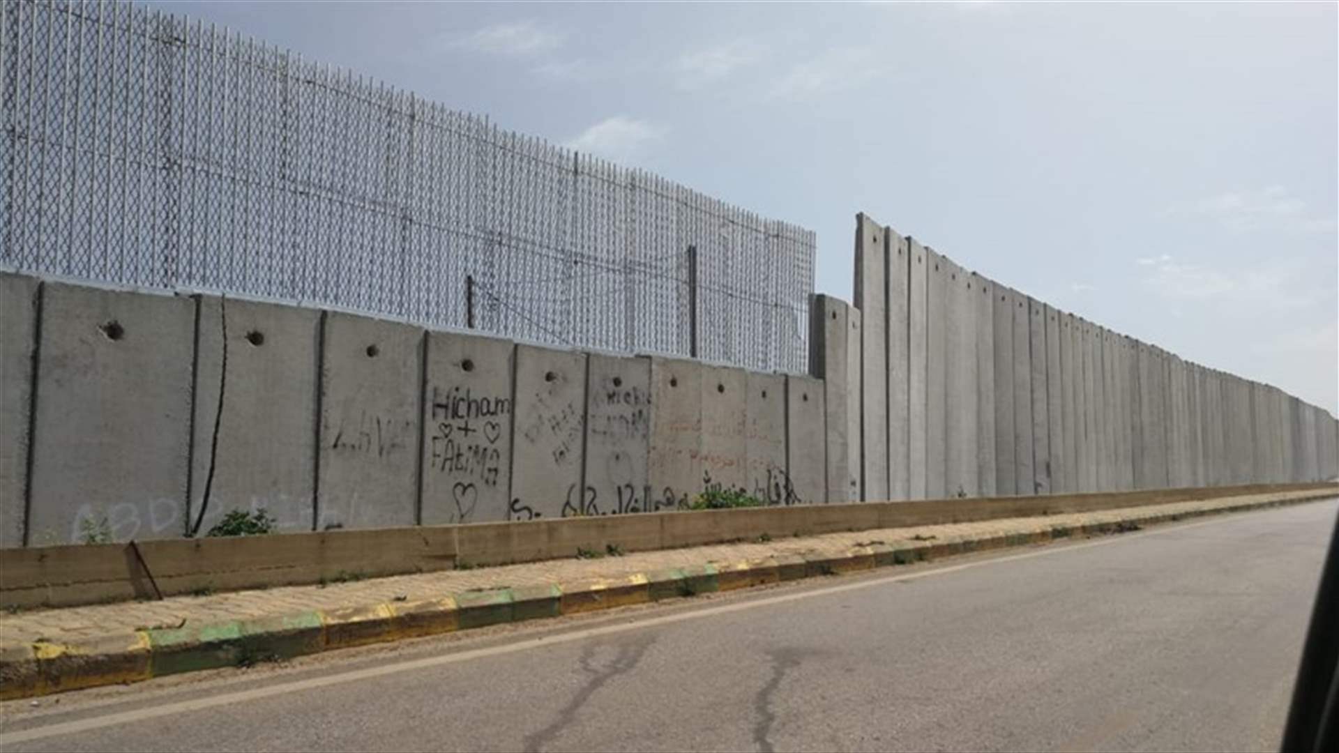 غارات عنيفة صباحاً على بلدة كفركلا قرب الجدار الفاصل