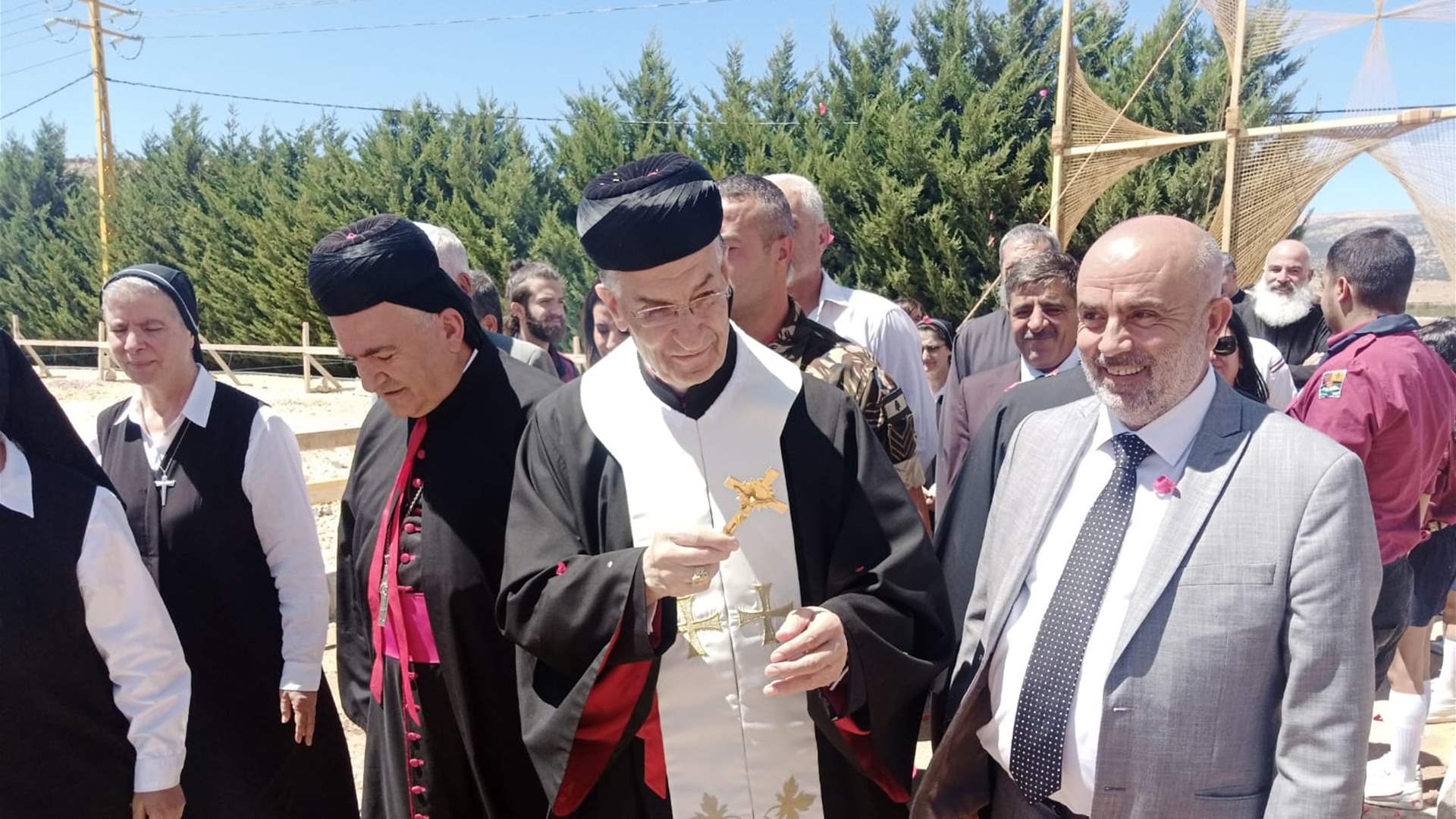الراعي خلال زيارته قرى دير الأحمر: بفضل المساعي الحثيثة لانتخاب رئيس للجمهورية "تعود المياه الطبيعية إلى لبنان"