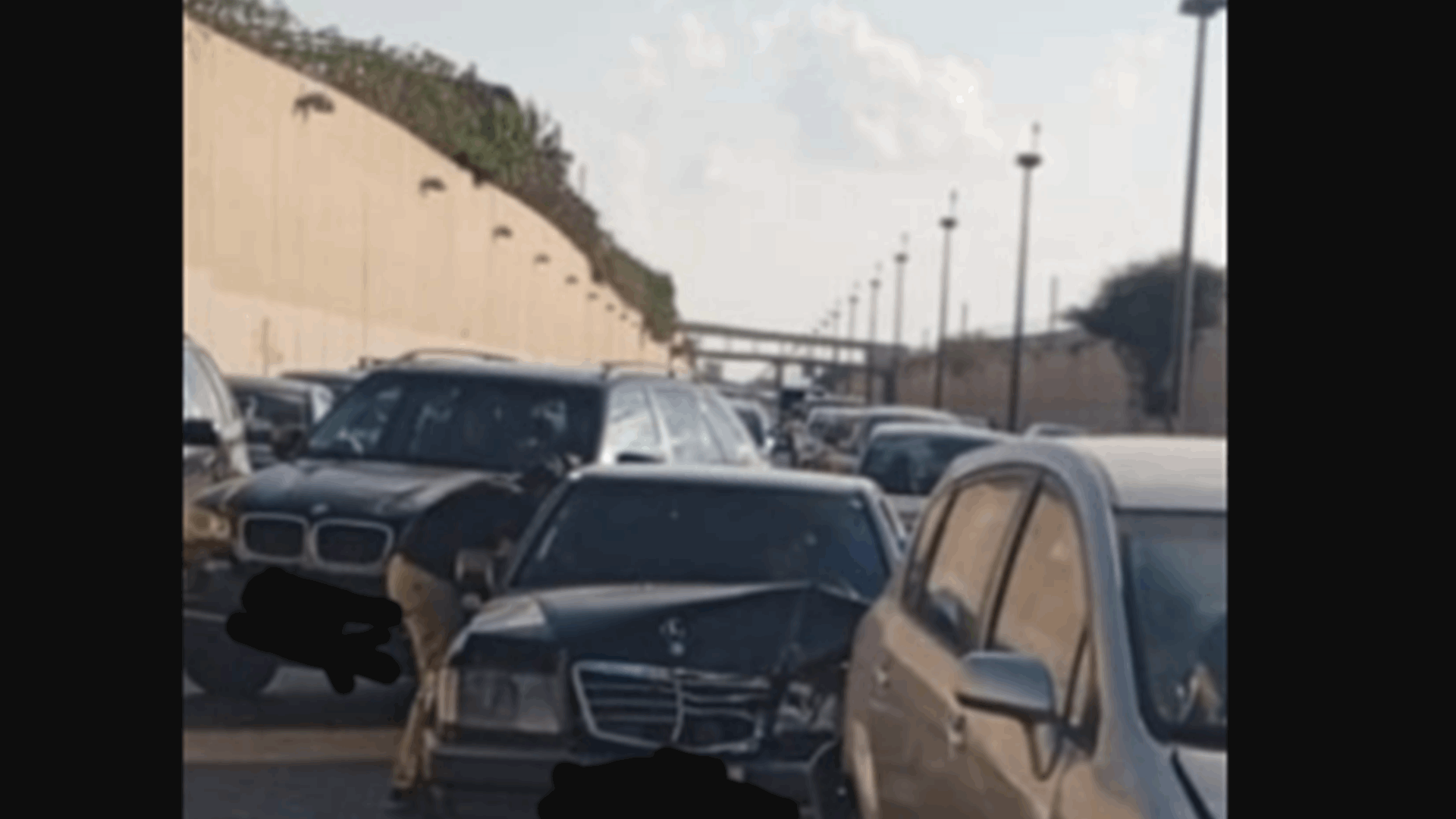 التحكم المروري: تصادم بين ٣ مركبات قبل انفاق المطار باتجاه بيروت 