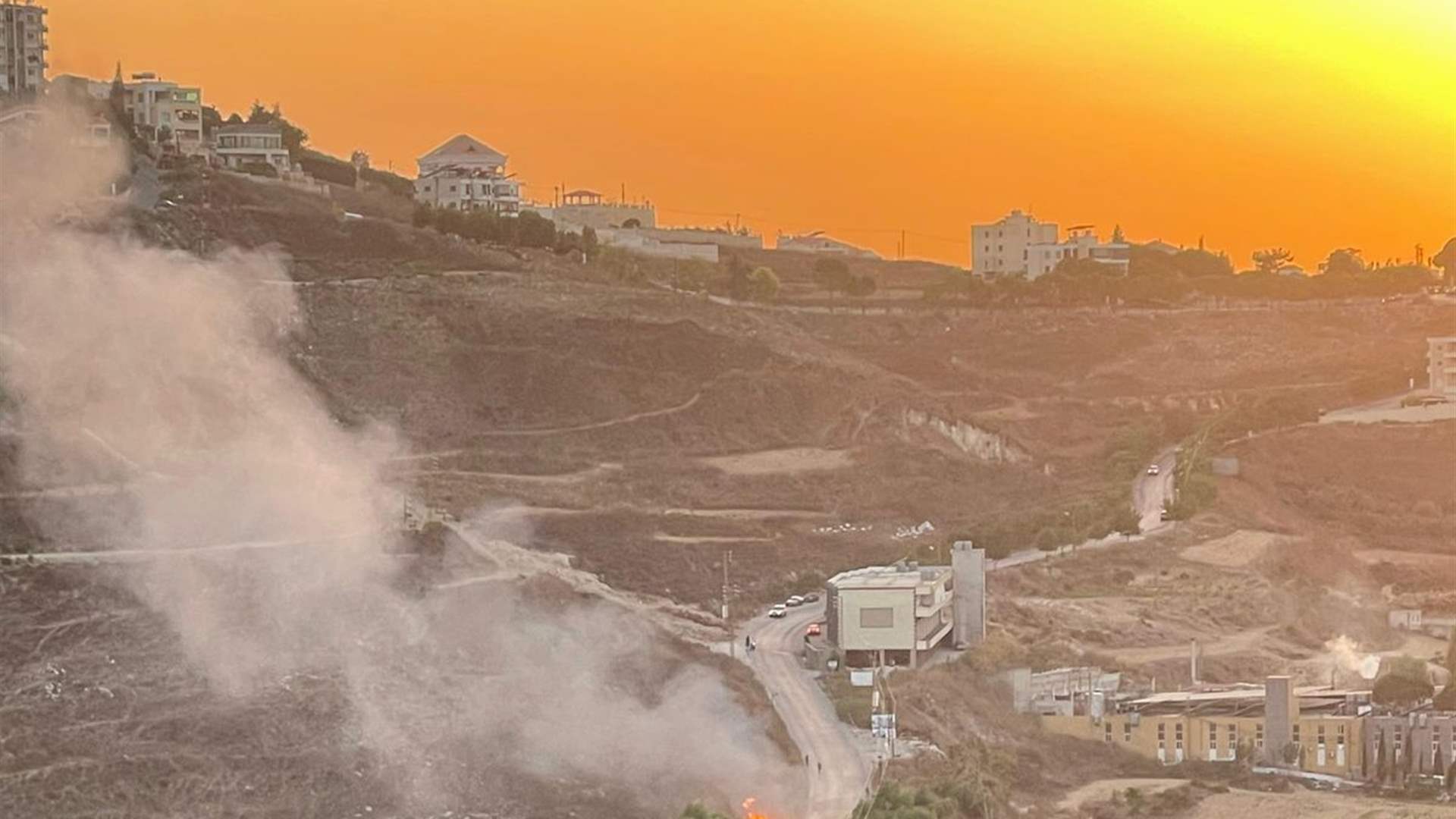 غارة اسرائيلية تستهدف دراجة نارية في مشاع مدينة النبطية على طريق الكفور واحتراق سيارة
