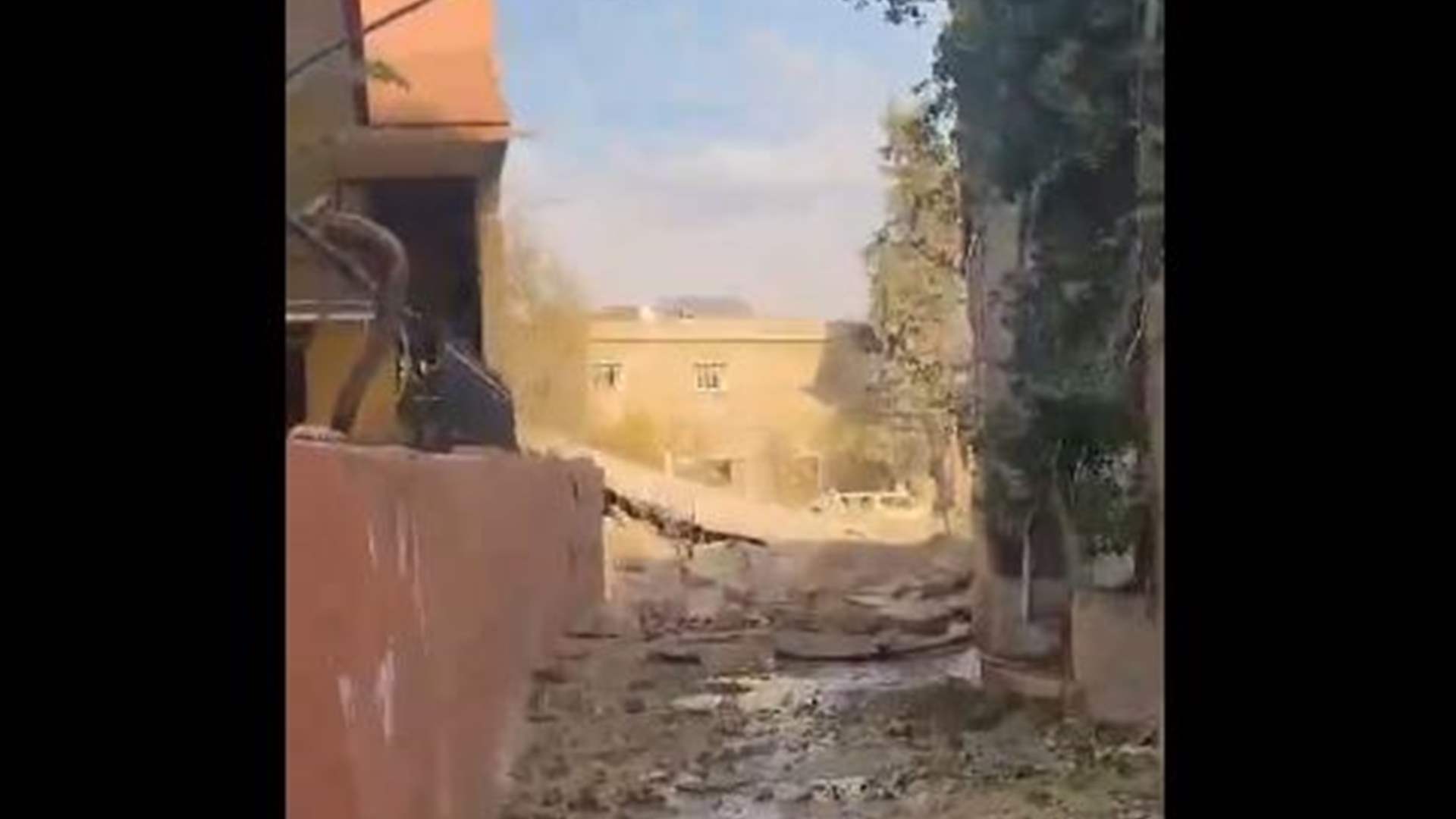 آثار الدمار في ايعات (فيديو)