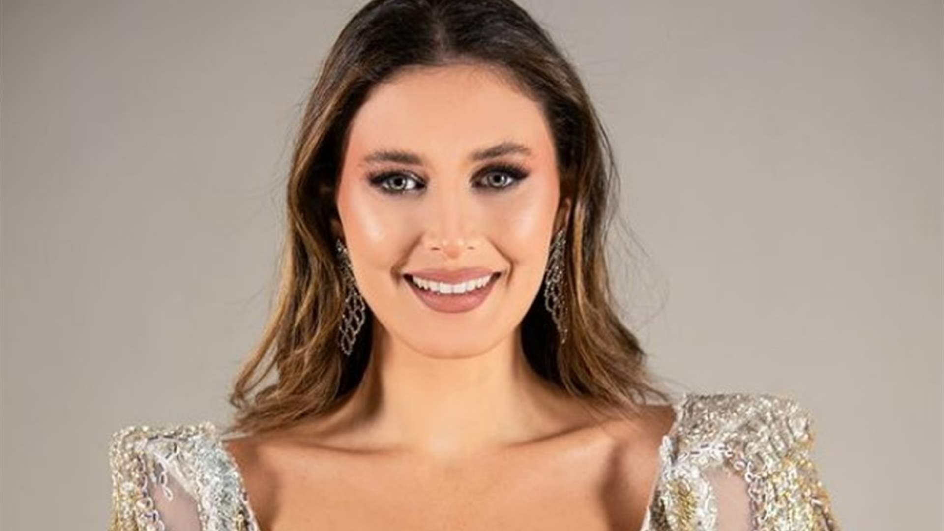 لبنان على مسرح ملكة جمال الكون... وهذه الإطلالة الأولى لندى كوسا (فيديو)