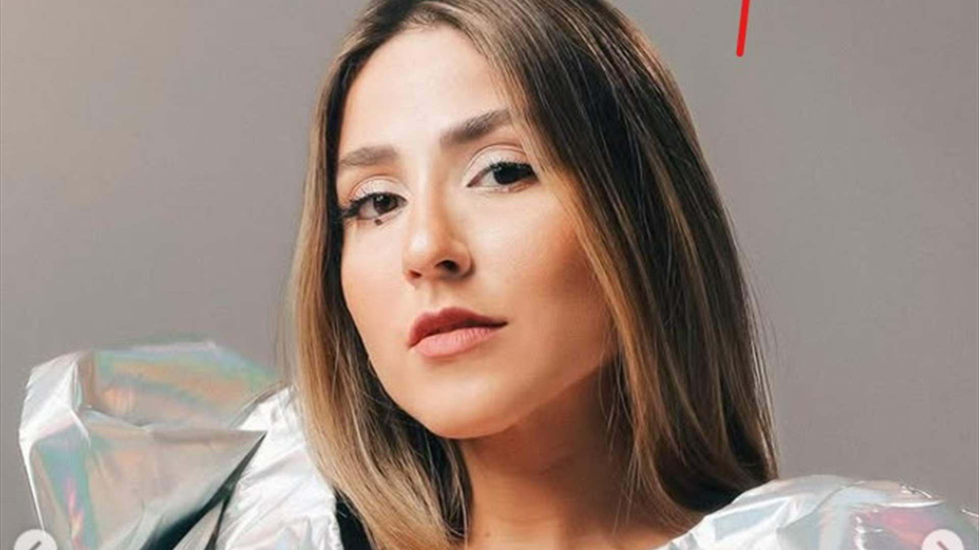 ماريلين نعمان مع وشم "10452" على الرقبة: "إلى لبناني"