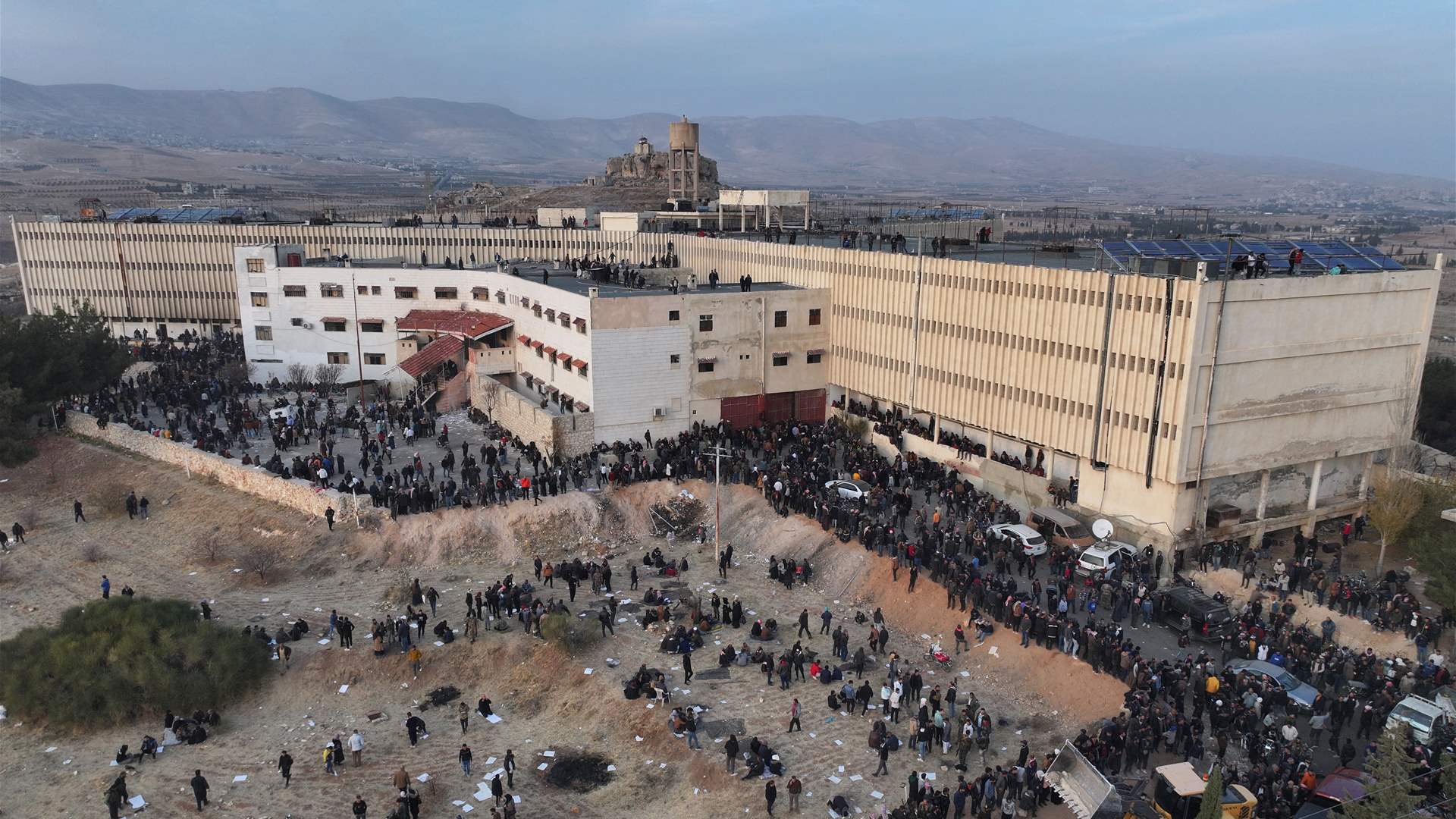منظمة "الخوذ البيضاء" تعلن انتهاء عمليات البحث في سجن صيدنايا دون العثور على معتقلين إضافيين