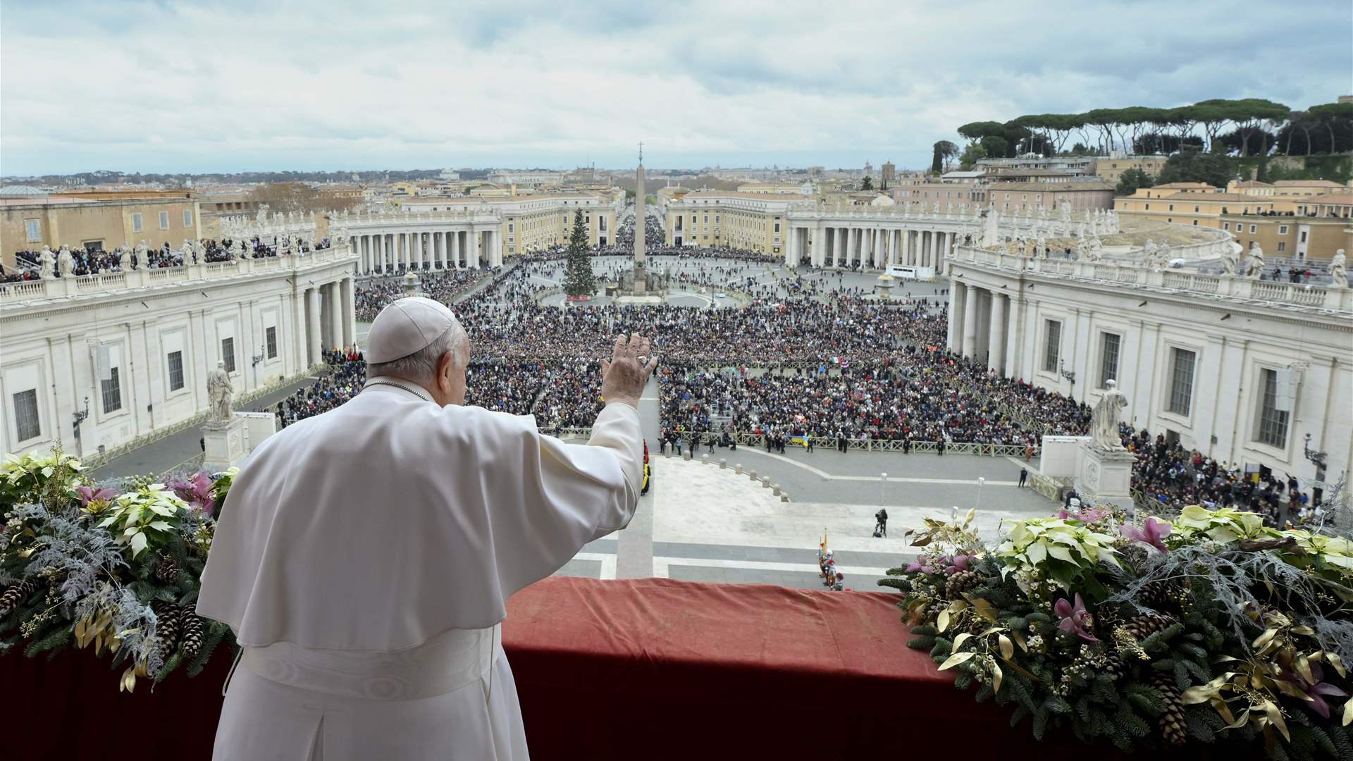 Pope Francis calls for 'arms to be silenced' in Christmas appeal