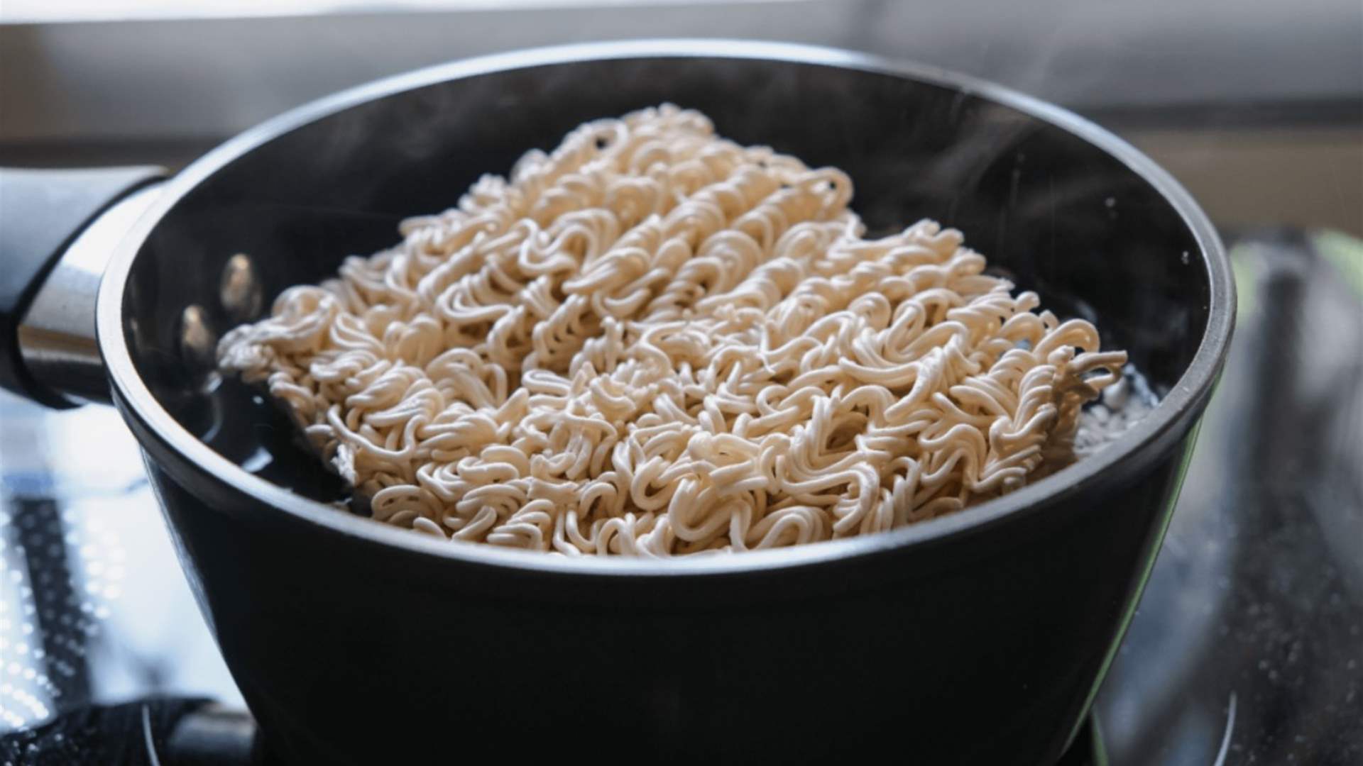 مأساة في دولة عربية... "نودلز" سريعة التحضير تتسبب في وفاة طفلتين شقيقتين