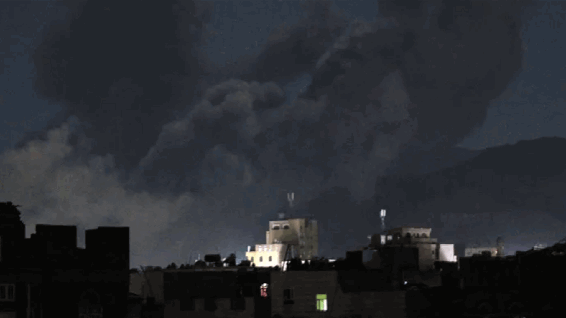 ضربات أميركية على مطار الحديدة الدولي في اليمن 