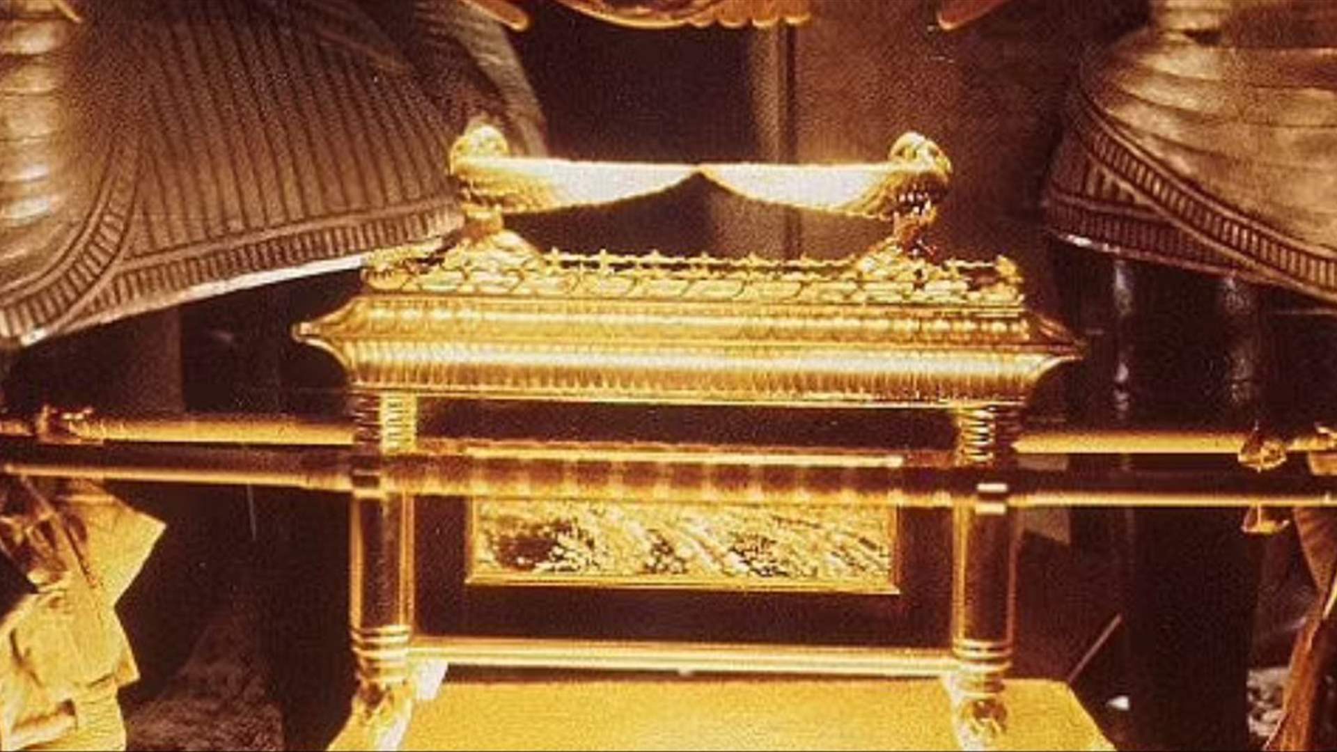 الوصايا العشر بداخله... ملفات سرية لوكالة الاستخبارات المركزية تدعي العثور على تابوت العهد (صور)