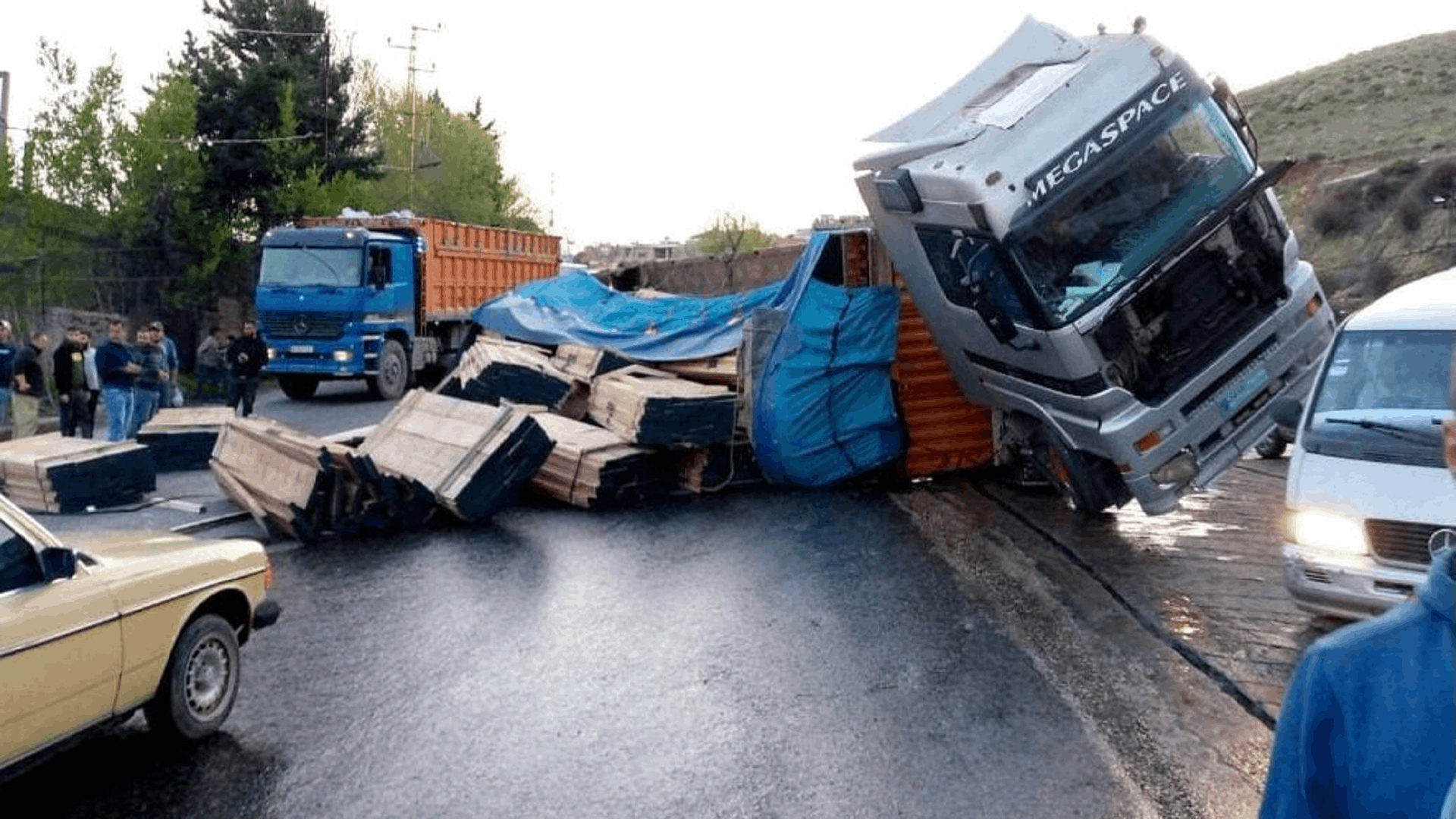 الوكالة الوطنية للإعلام: انقلاب شاحنة مع حمولتها على طريق ضهر البيدر في محلة المريجات ادى الى تسرب مادة المازوت وازدحام مروري