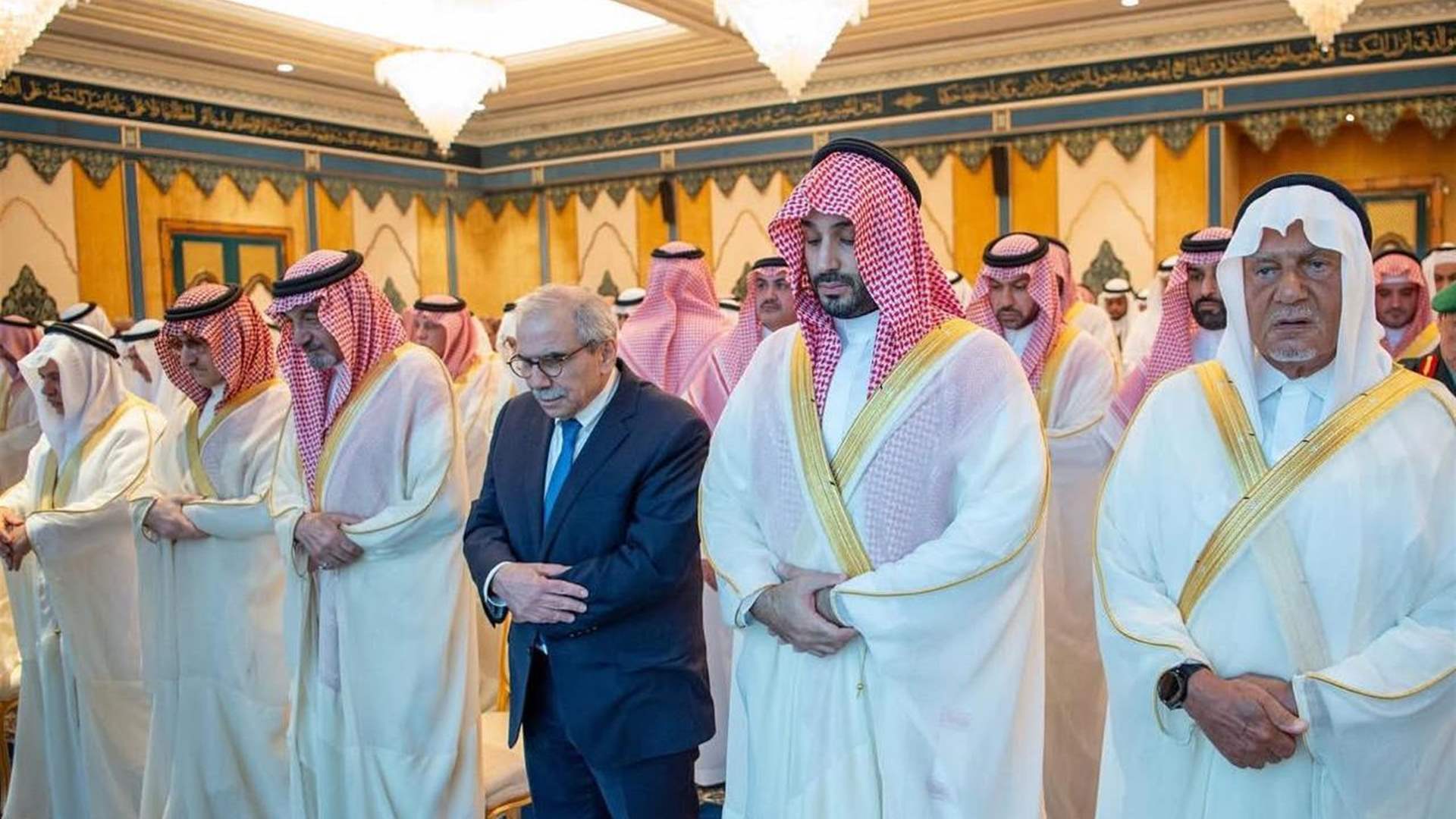 رئيس الحكومة نواف سلام يؤدي صلاة عيد الفطر مع ولي العهد السعودي الأمير محمد بن سلمان بن عبد العزيز آل سعود