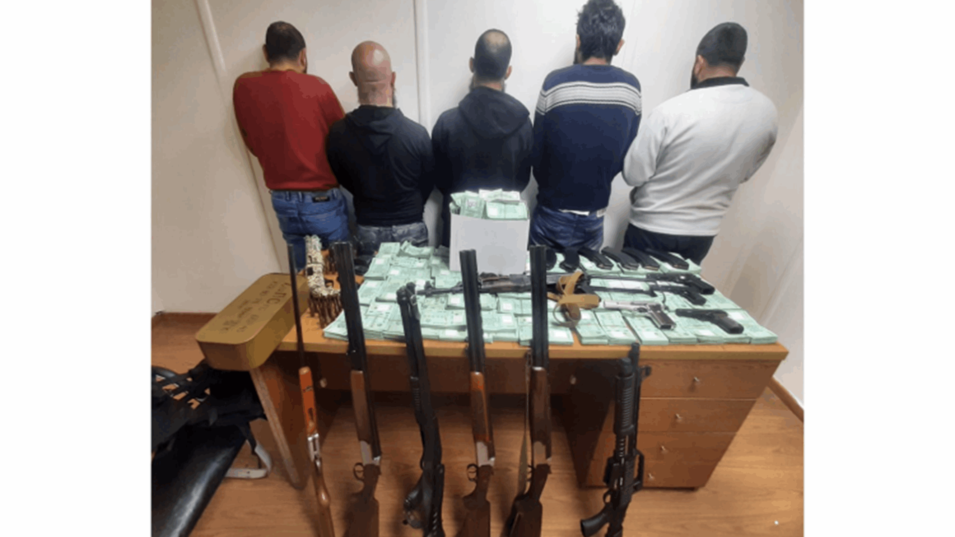 قوى الأمن توقف أفراد شبكة خطف سوريين وتستعيد مبالغ مالية وأسلحة