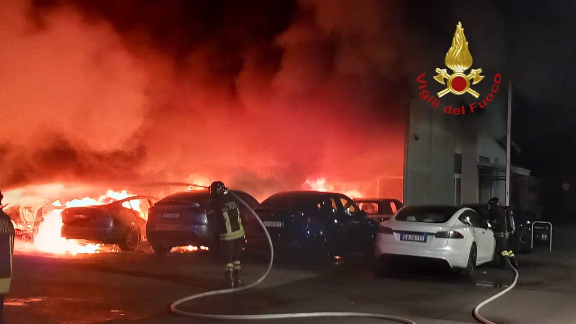 حريق بأحد معارض تسلا في روما يدمر 17 سيارة