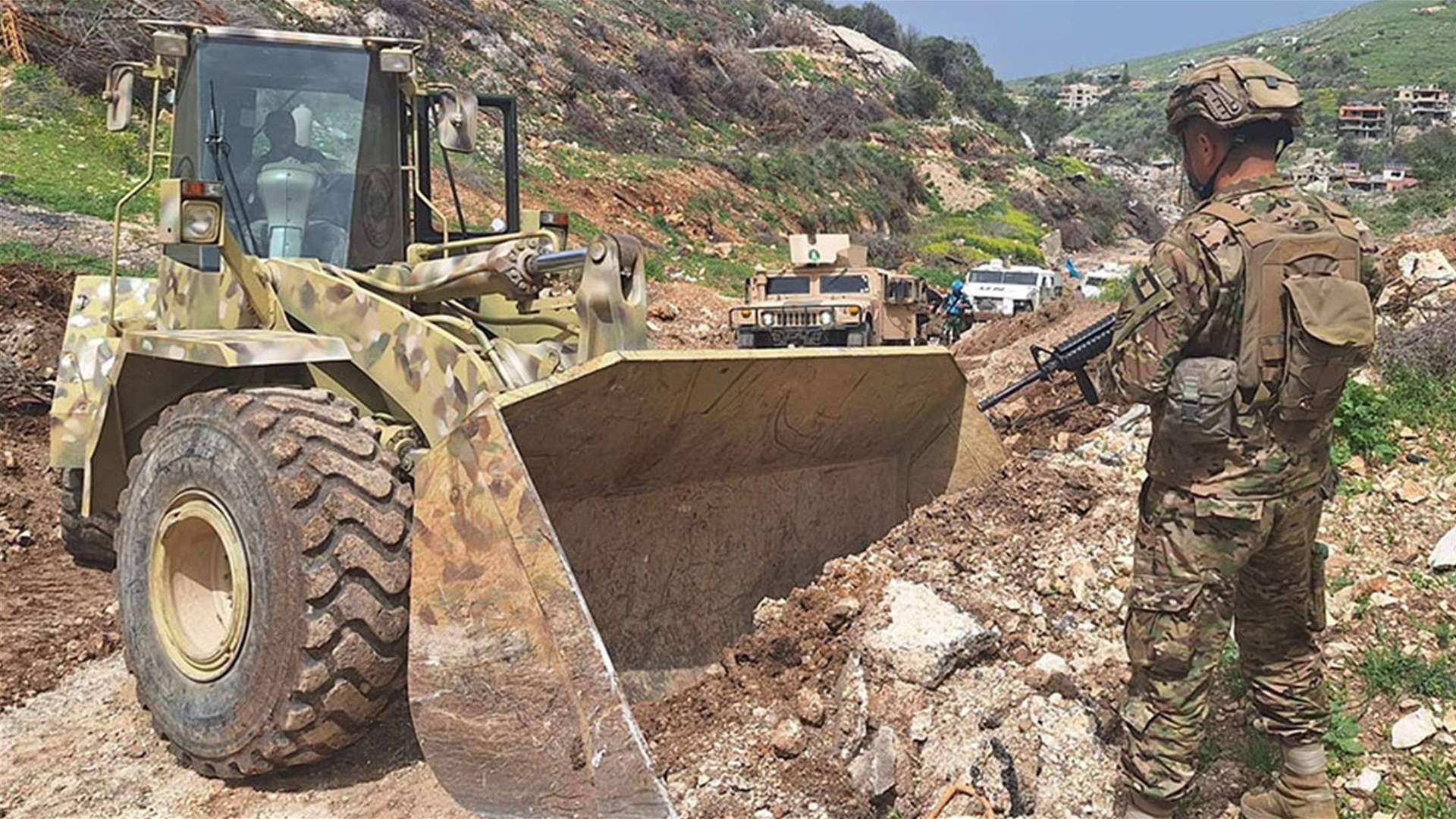 الجيش: إزالة سواتر ترابية وفتح طريق في بلدة العديسة - مرجعيون
